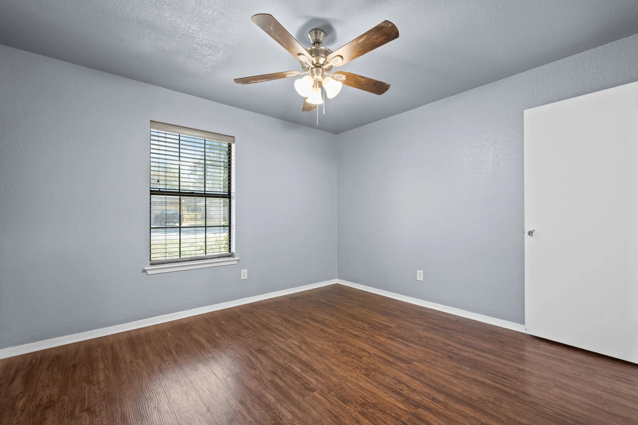 Single Family Residence For Sale in Hood County , 1729 W Doyle Street, Granbury, Texas 76048, 3 Bedroom, 2 Bathroom, 2 Garage spaces, 1,203 Sqft, built in 1985, mls#21404432, Real Estate Agent in Granbury, Homes For Sale in Hood county, Homes For Sale in Granbury, Realtor in Granbury Texas, Real Estate Brokerage Independent Realty Texas, Luminita Cordes Realtor