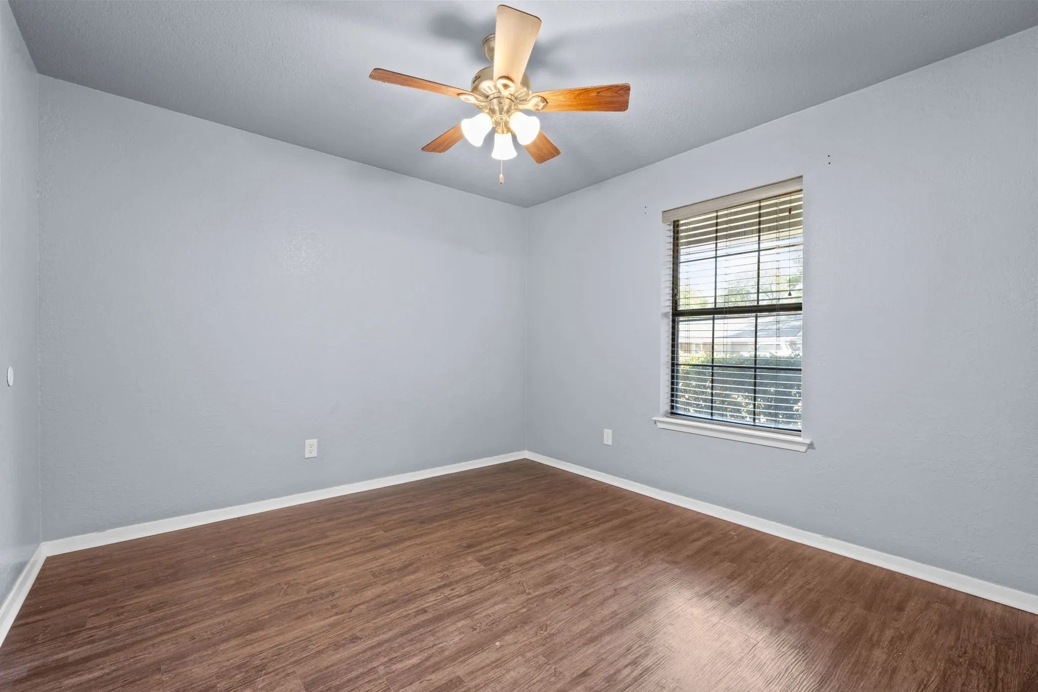Single Family Residence For Sale in Hood County , 1729 W Doyle Street, Granbury, Texas 76048, 3 Bedroom, 2 Bathroom, 2 Garage spaces, 1,203 Sqft, built in 1985, mls#21404432, Real Estate Agent in Granbury, Homes For Sale in Hood county, Homes For Sale in Granbury, Realtor in Granbury Texas, Real Estate Brokerage Independent Realty Texas, Luminita Cordes Realtor