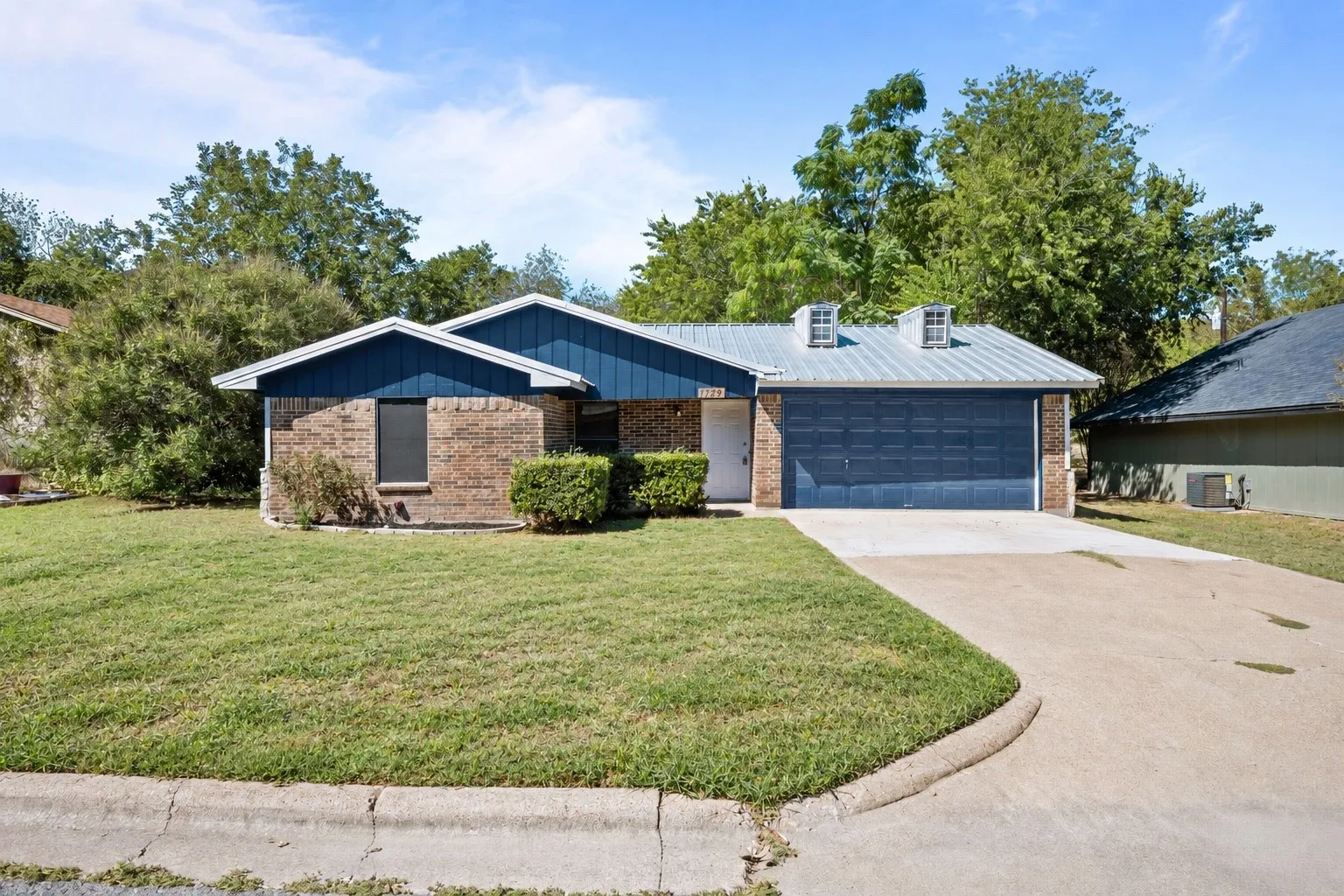 Single Family Residence For Sale in Hood County , 1729 W Doyle Street, Granbury, Texas 76048, 3 Bedroom, 2 Bathroom, 2 Garage spaces, 1,203 Sqft, built in 1985, mls#21404432, Real Estate Agent in Granbury, Homes For Sale in Hood county, Homes For Sale in Granbury, Realtor in Granbury Texas, Real Estate Brokerage Independent Realty Texas, Luminita Cordes Realtor