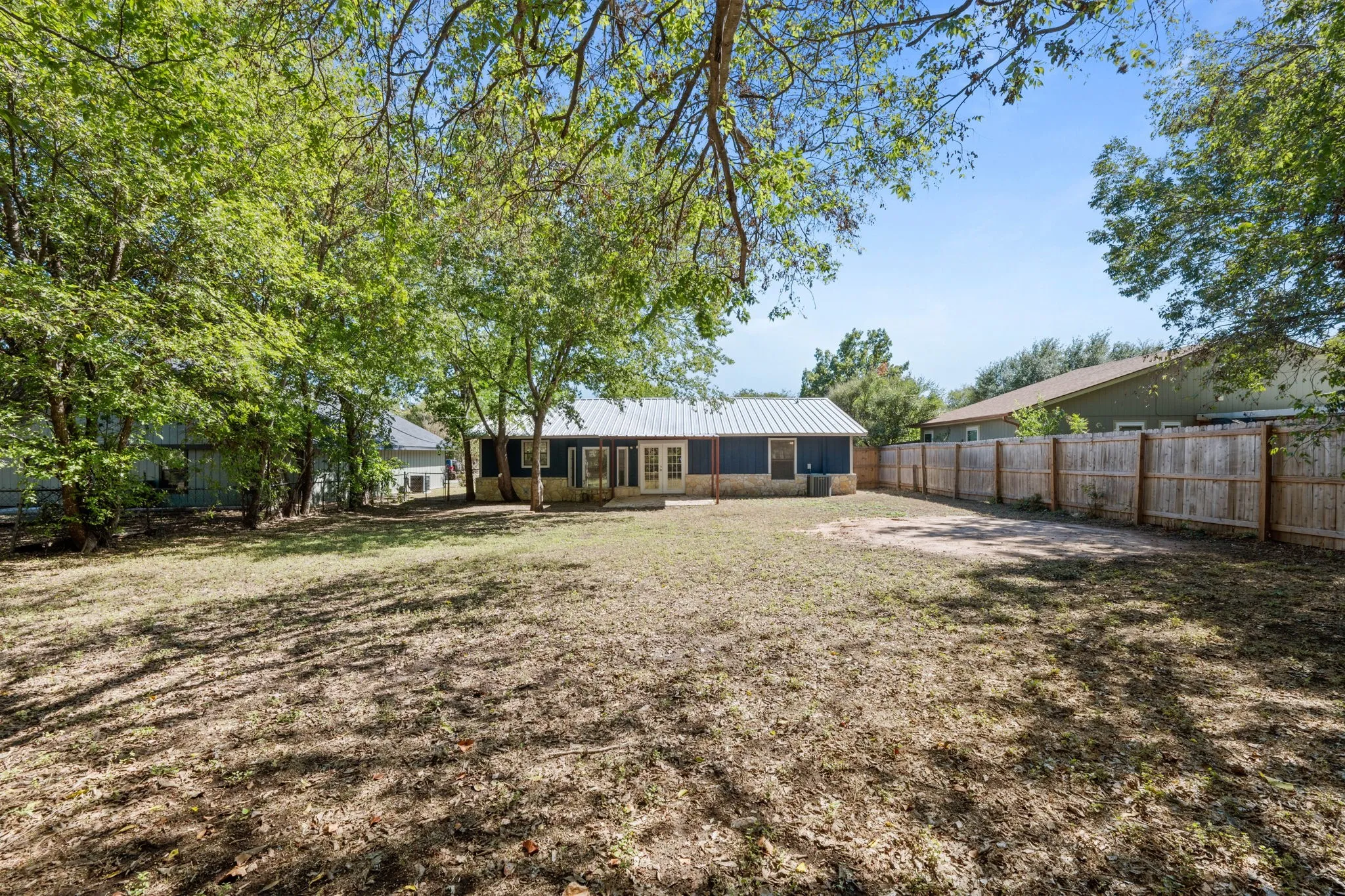 Single Family Residence For Sale in Hood County , 1729 W Doyle Street, Granbury, Texas 76048, 3 Bedroom, 2 Bathroom, 2 Garage spaces, 1,203 Sqft, built in 1985, mls#21404432, Real Estate Agent in Granbury, Homes For Sale in Hood county, Homes For Sale in Granbury, Realtor in Granbury Texas, Real Estate Brokerage Independent Realty Texas, Luminita Cordes Realtor
