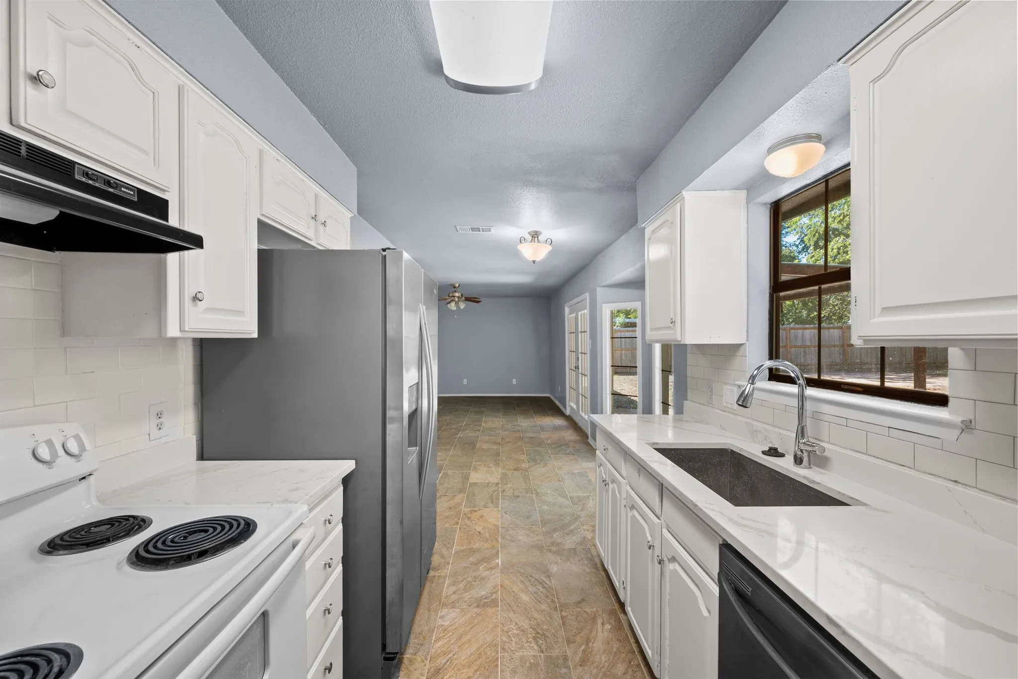 Single Family Residence For Sale in Hood County , 1729 W Doyle Street, Granbury, Texas 76048, 3 Bedroom, 2 Bathroom, 2 Garage spaces, 1,203 Sqft, built in 1985, mls#21404432, Real Estate Agent in Granbury, Homes For Sale in Hood county, Homes For Sale in Granbury, Realtor in Granbury Texas, Real Estate Brokerage Independent Realty Texas, Luminita Cordes Realtor