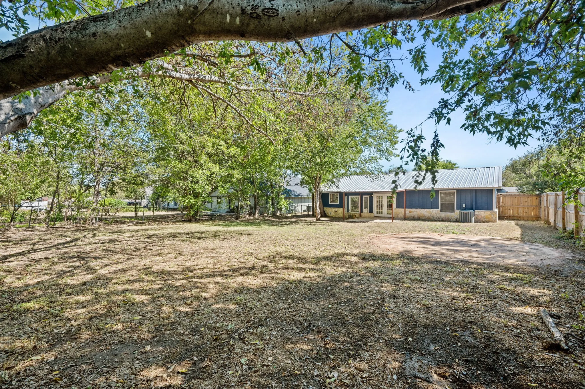 Single Family Residence For Sale in Hood County , 1729 W Doyle Street, Granbury, Texas 76048, 3 Bedroom, 2 Bathroom, 2 Garage spaces, 1,203 Sqft, built in 1985, mls#21404432, Real Estate Agent in Granbury, Homes For Sale in Hood county, Homes For Sale in Granbury, Realtor in Granbury Texas, Real Estate Brokerage Independent Realty Texas, Luminita Cordes Realtor