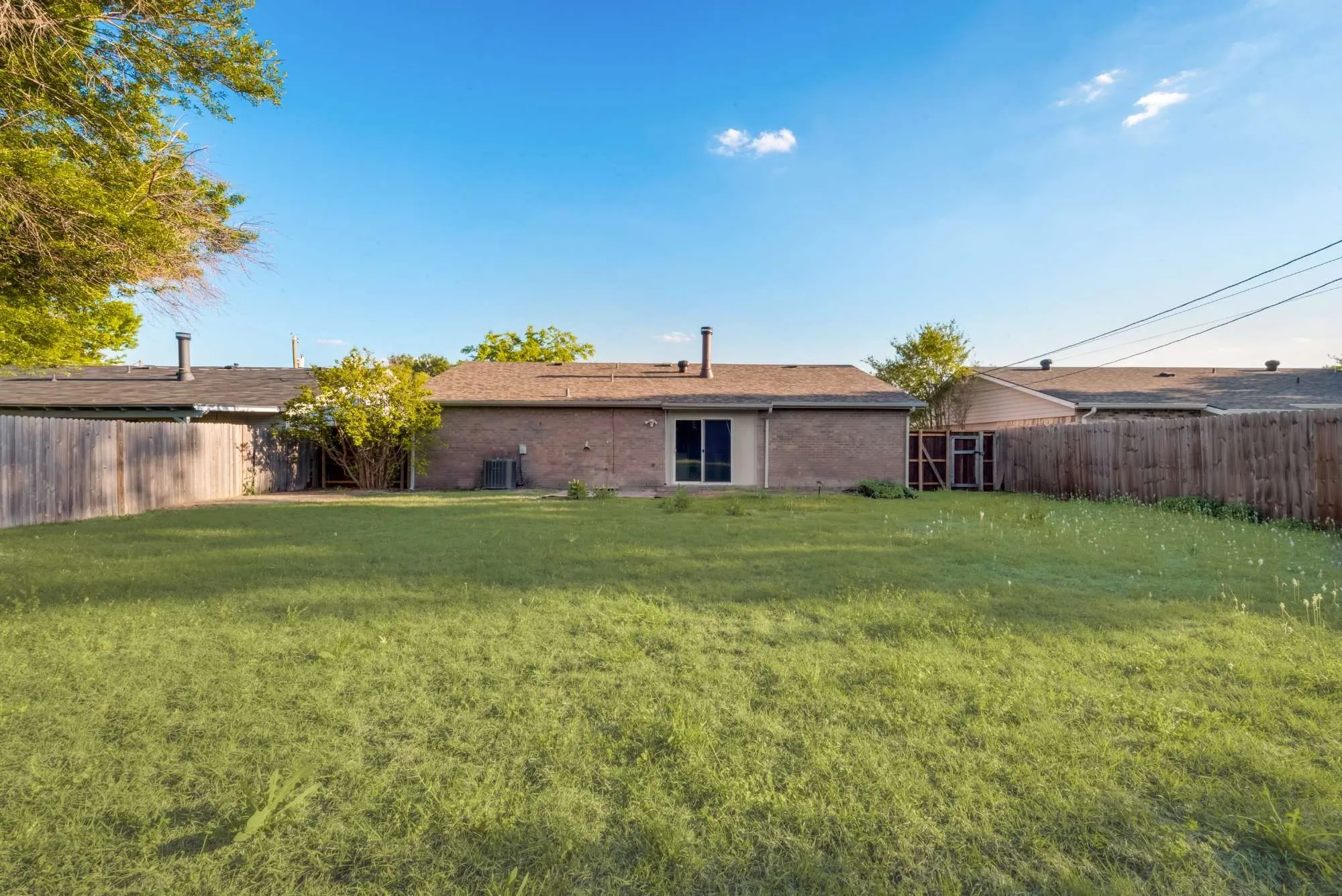 Single Family Residence For Rent in Tarrant County , 7021 Lincolnshire Lane, North Richland Hills, Texas 76182, 3 Bedroom, 2 Bathroom, 1 Garage spaces, 1,413 Sqft, built in 1978, mls#21404858, Real Estate Agent in North Richland Hills, Homes For Rent in Tarrant county, Homes For Rent in North Richland Hills, Realtor in North Richland Hills Texas, Real Estate Brokerage Independent Realty Texas, Luminita Cordes Realtor