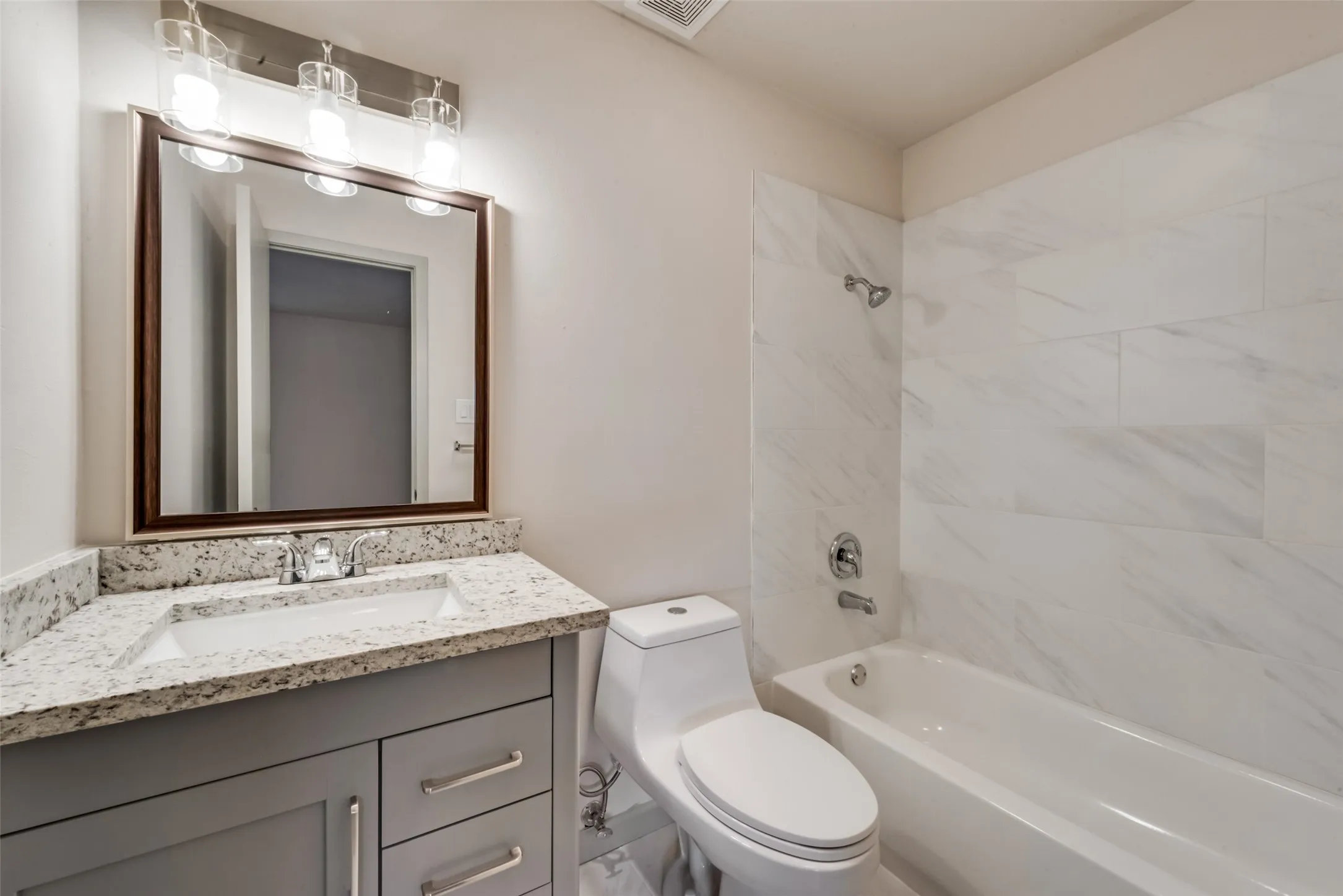 Single Family Residence For Rent in Tarrant County , 7021 Lincolnshire Lane, North Richland Hills, Texas 76182, 3 Bedroom, 2 Bathroom, 1 Garage spaces, 1,413 Sqft, built in 1978, mls#21404858, Real Estate Agent in North Richland Hills, Homes For Rent in Tarrant county, Homes For Rent in North Richland Hills, Realtor in North Richland Hills Texas, Real Estate Brokerage Independent Realty Texas, Luminita Cordes Realtor