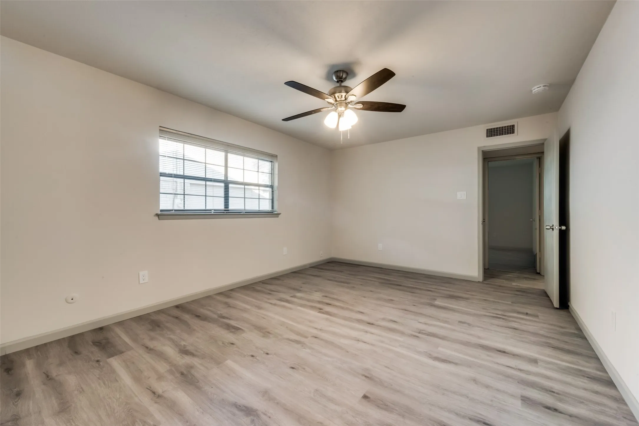 Single Family Residence For Rent in Tarrant County , 7021 Lincolnshire Lane, North Richland Hills, Texas 76182, 3 Bedroom, 2 Bathroom, 1 Garage spaces, 1,413 Sqft, built in 1978, mls#21404858, Real Estate Agent in North Richland Hills, Homes For Rent in Tarrant county, Homes For Rent in North Richland Hills, Realtor in North Richland Hills Texas, Real Estate Brokerage Independent Realty Texas, Luminita Cordes Realtor