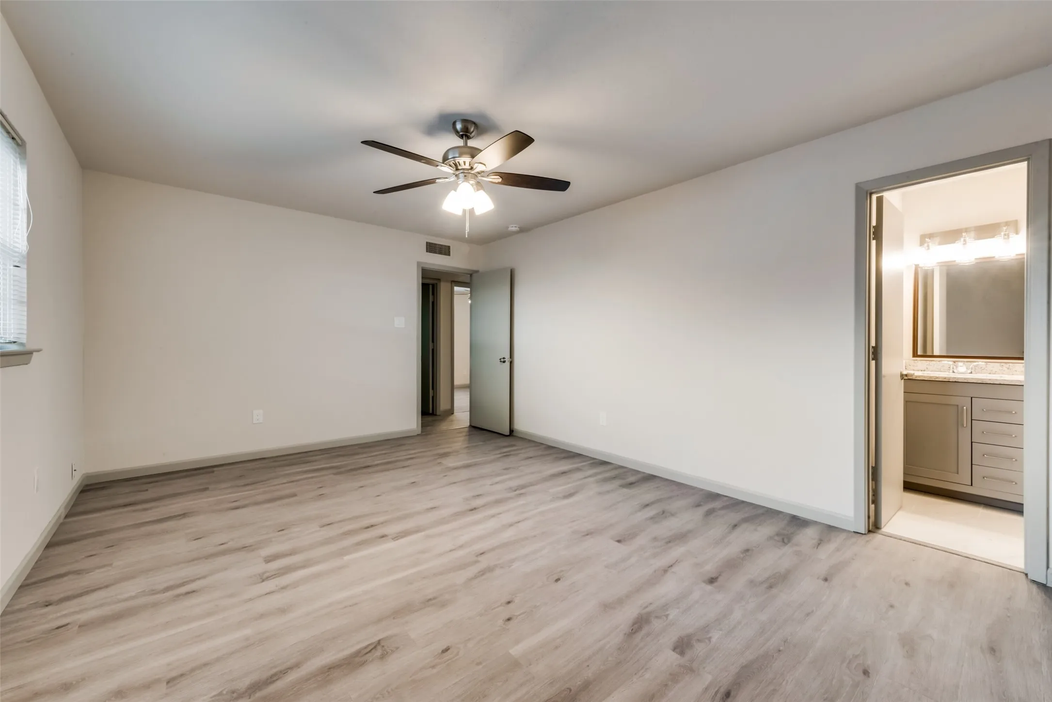 Single Family Residence For Rent in Tarrant County , 7021 Lincolnshire Lane, North Richland Hills, Texas 76182, 3 Bedroom, 2 Bathroom, 1 Garage spaces, 1,413 Sqft, built in 1978, mls#21404858, Real Estate Agent in North Richland Hills, Homes For Rent in Tarrant county, Homes For Rent in North Richland Hills, Realtor in North Richland Hills Texas, Real Estate Brokerage Independent Realty Texas, Luminita Cordes Realtor