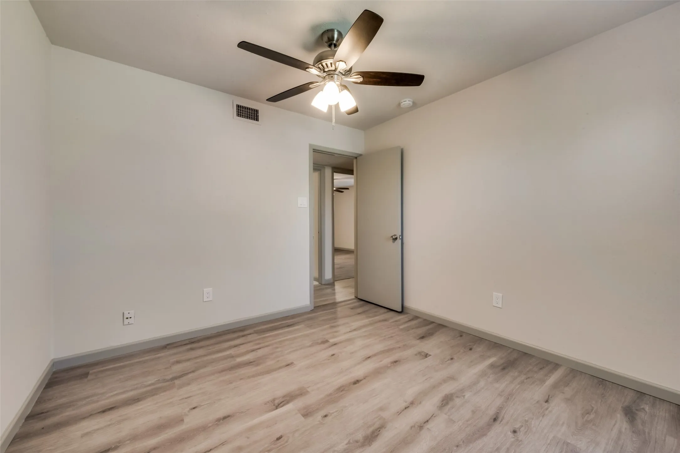 Single Family Residence For Rent in Tarrant County , 7021 Lincolnshire Lane, North Richland Hills, Texas 76182, 3 Bedroom, 2 Bathroom, 1 Garage spaces, 1,413 Sqft, built in 1978, mls#21404858, Real Estate Agent in North Richland Hills, Homes For Rent in Tarrant county, Homes For Rent in North Richland Hills, Realtor in North Richland Hills Texas, Real Estate Brokerage Independent Realty Texas, Luminita Cordes Realtor
