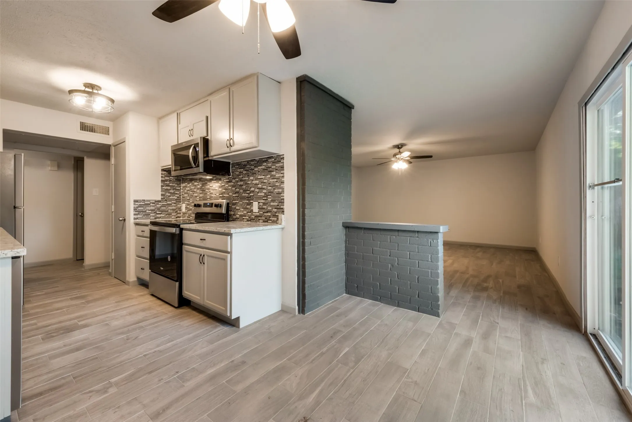 Single Family Residence For Rent in Tarrant County , 7021 Lincolnshire Lane, North Richland Hills, Texas 76182, 3 Bedroom, 2 Bathroom, 1 Garage spaces, 1,413 Sqft, built in 1978, mls#21404858, Real Estate Agent in North Richland Hills, Homes For Rent in Tarrant county, Homes For Rent in North Richland Hills, Realtor in North Richland Hills Texas, Real Estate Brokerage Independent Realty Texas, Luminita Cordes Realtor