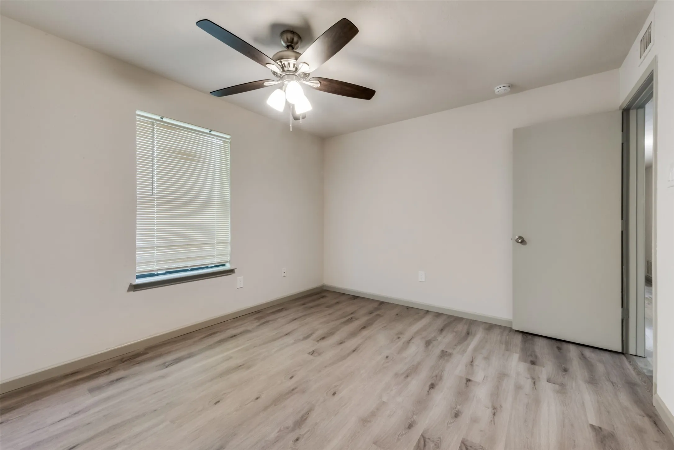 Single Family Residence For Rent in Tarrant County , 7021 Lincolnshire Lane, North Richland Hills, Texas 76182, 3 Bedroom, 2 Bathroom, 1 Garage spaces, 1,413 Sqft, built in 1978, mls#21404858, Real Estate Agent in North Richland Hills, Homes For Rent in Tarrant county, Homes For Rent in North Richland Hills, Realtor in North Richland Hills Texas, Real Estate Brokerage Independent Realty Texas, Luminita Cordes Realtor