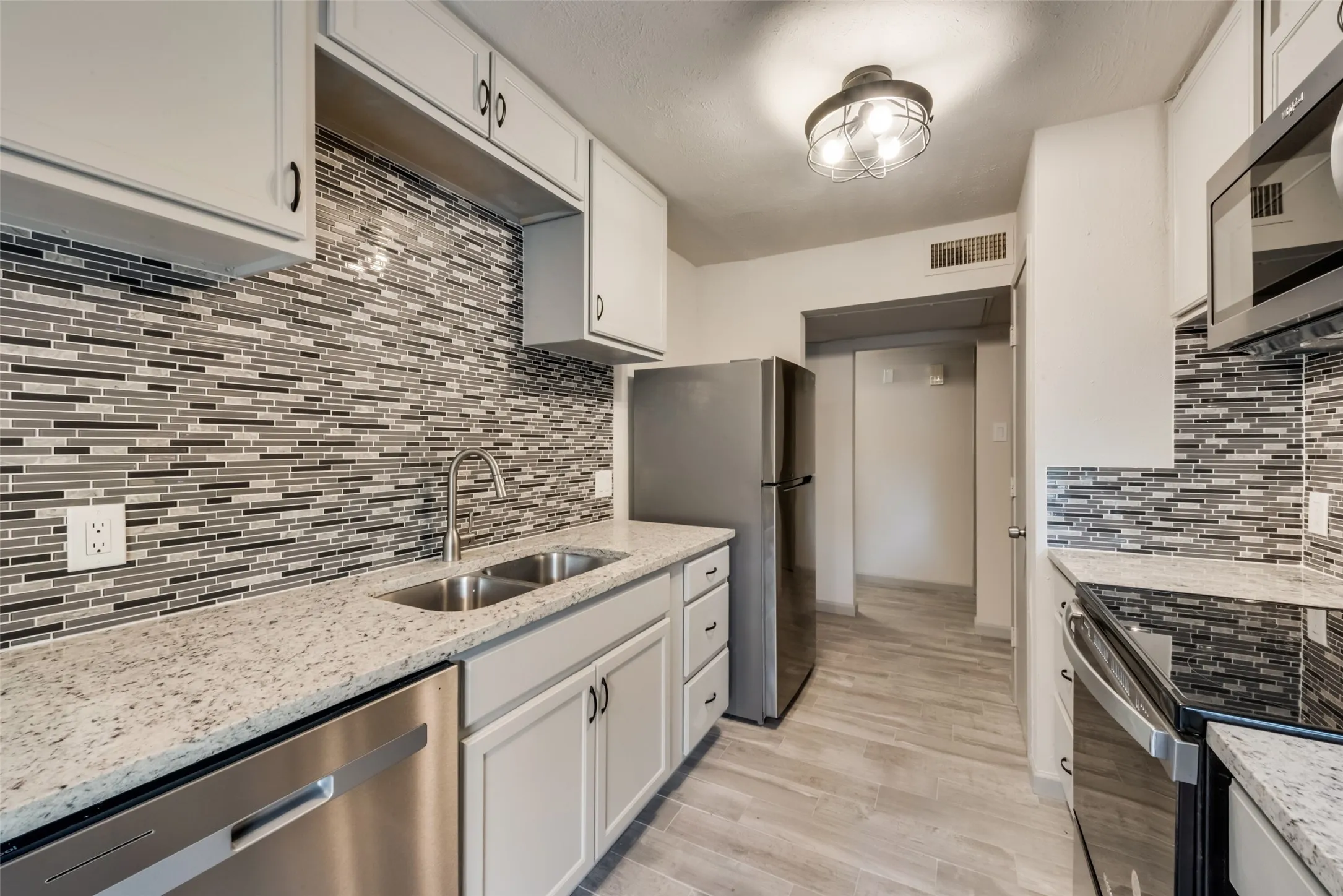 Single Family Residence For Rent in Tarrant County , 7021 Lincolnshire Lane, North Richland Hills, Texas 76182, 3 Bedroom, 2 Bathroom, 1 Garage spaces, 1,413 Sqft, built in 1978, mls#21404858, Real Estate Agent in North Richland Hills, Homes For Rent in Tarrant county, Homes For Rent in North Richland Hills, Realtor in North Richland Hills Texas, Real Estate Brokerage Independent Realty Texas, Luminita Cordes Realtor