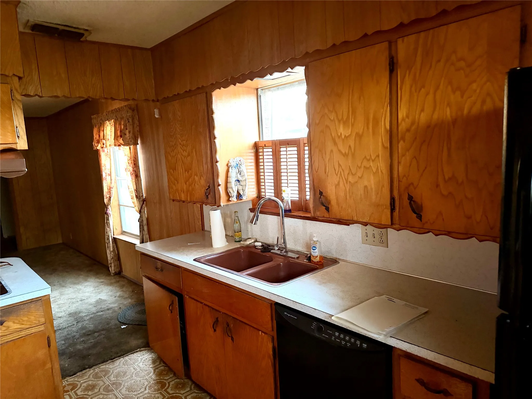 Single Family Residence For Sale in Kaufman County , 813 Circle Drive, Terrell, Texas 75160, 4 Bedroom, 3 Bathroom, 2 Garage spaces, 2,012 Sqft, built in 1963, mls#21404214, Real Estate Agent in Terrell, Homes For Sale in Kaufman county, Homes For Sale in Terrell, Realtor in Terrell Texas, Real Estate Brokerage Independent Realty Texas, Luminita Cordes Realtor