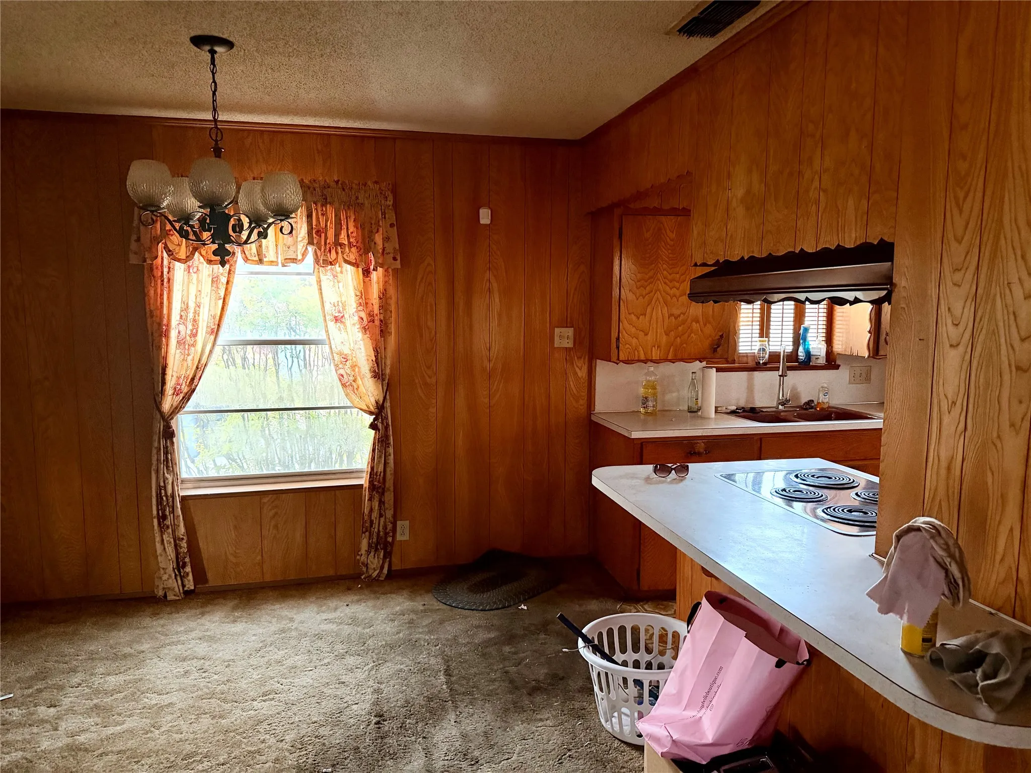 Single Family Residence For Sale in Kaufman County , 813 Circle Drive, Terrell, Texas 75160, 4 Bedroom, 3 Bathroom, 2 Garage spaces, 2,012 Sqft, built in 1963, mls#21404214, Real Estate Agent in Terrell, Homes For Sale in Kaufman county, Homes For Sale in Terrell, Realtor in Terrell Texas, Real Estate Brokerage Independent Realty Texas, Luminita Cordes Realtor