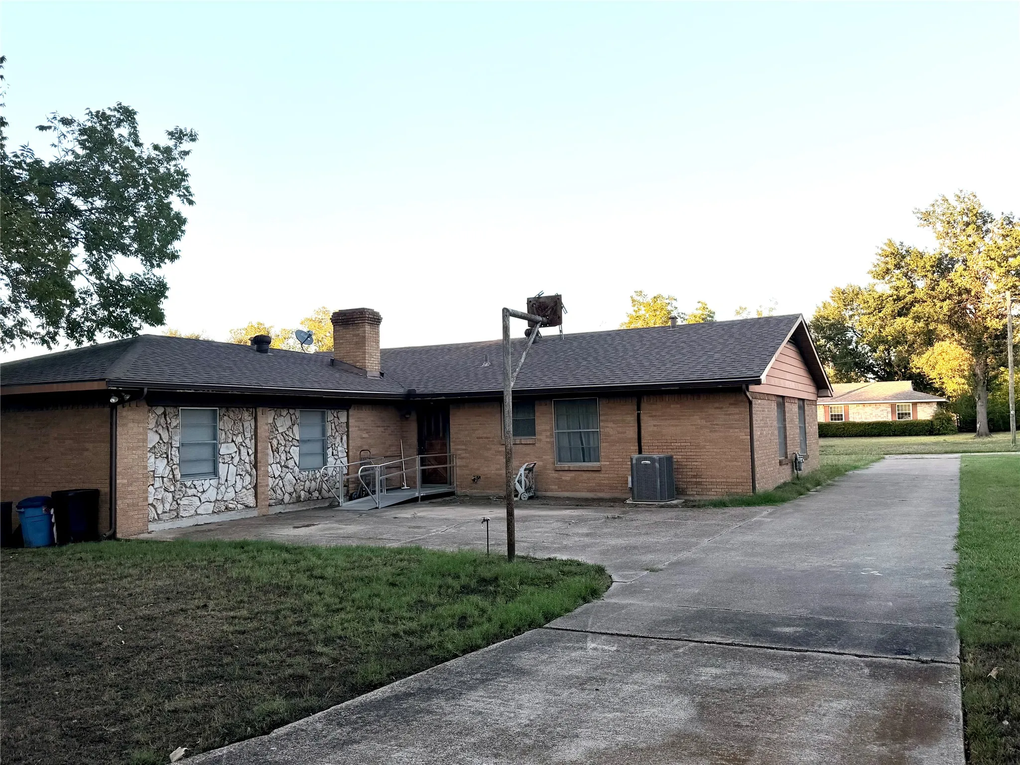 Single Family Residence For Sale in Kaufman County , 813 Circle Drive, Terrell, Texas 75160, 4 Bedroom, 3 Bathroom, 2 Garage spaces, 2,012 Sqft, built in 1963, mls#21404214, Real Estate Agent in Terrell, Homes For Sale in Kaufman county, Homes For Sale in Terrell, Realtor in Terrell Texas, Real Estate Brokerage Independent Realty Texas, Luminita Cordes Realtor