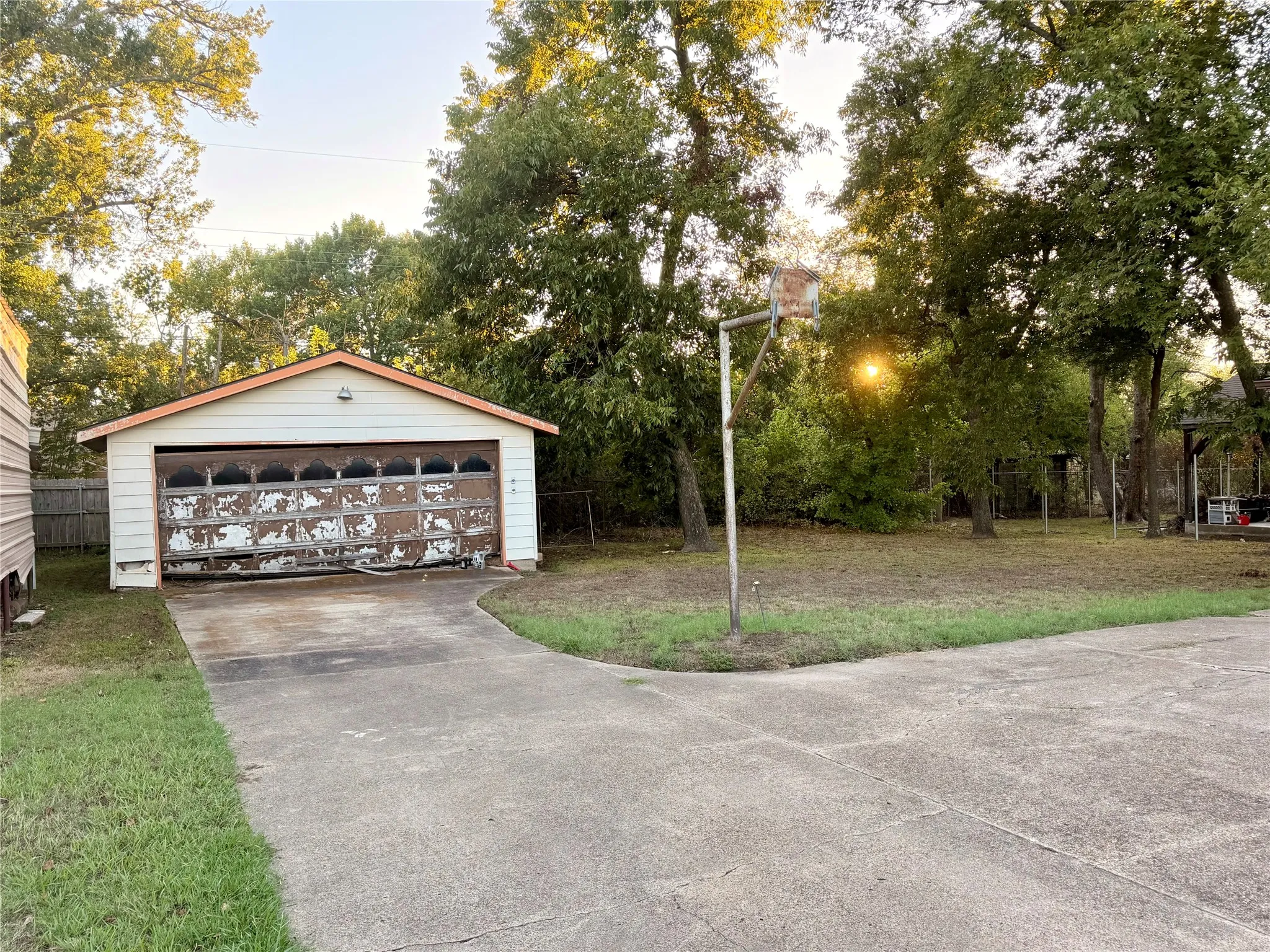 Single Family Residence For Sale in Kaufman County , 813 Circle Drive, Terrell, Texas 75160, 4 Bedroom, 3 Bathroom, 2 Garage spaces, 2,012 Sqft, built in 1963, mls#21404214, Real Estate Agent in Terrell, Homes For Sale in Kaufman county, Homes For Sale in Terrell, Realtor in Terrell Texas, Real Estate Brokerage Independent Realty Texas, Luminita Cordes Realtor