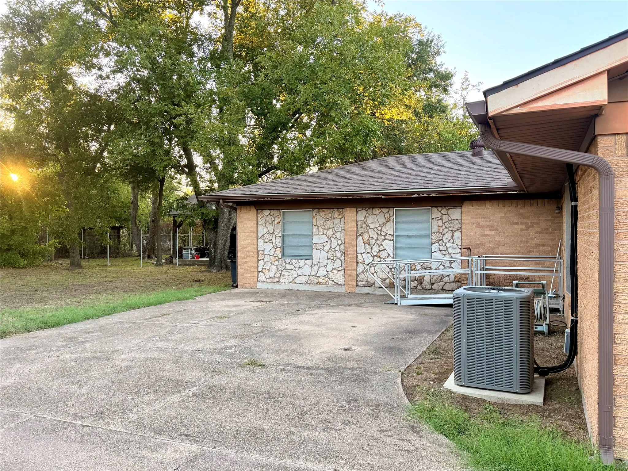 Single Family Residence For Sale in Kaufman County , 813 Circle Drive, Terrell, Texas 75160, 4 Bedroom, 3 Bathroom, 2 Garage spaces, 2,012 Sqft, built in 1963, mls#21404214, Real Estate Agent in Terrell, Homes For Sale in Kaufman county, Homes For Sale in Terrell, Realtor in Terrell Texas, Real Estate Brokerage Independent Realty Texas, Luminita Cordes Realtor