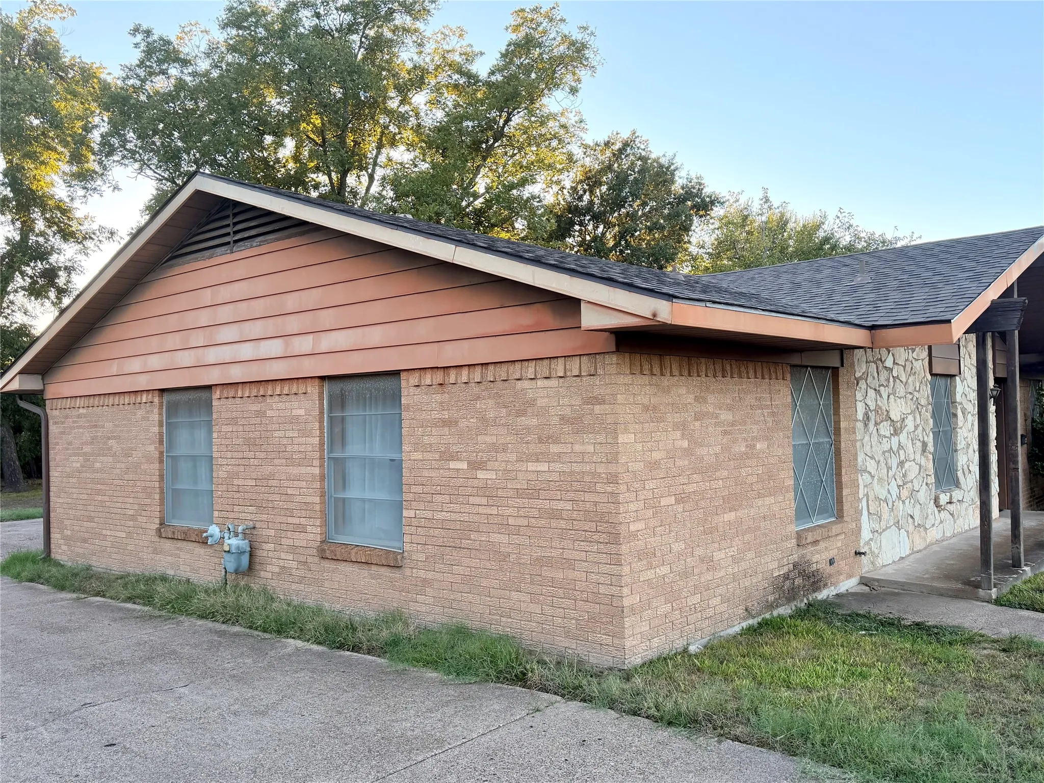 Single Family Residence For Sale in Kaufman County , 813 Circle Drive, Terrell, Texas 75160, 4 Bedroom, 3 Bathroom, 2 Garage spaces, 2,012 Sqft, built in 1963, mls#21404214, Real Estate Agent in Terrell, Homes For Sale in Kaufman county, Homes For Sale in Terrell, Realtor in Terrell Texas, Real Estate Brokerage Independent Realty Texas, Luminita Cordes Realtor
