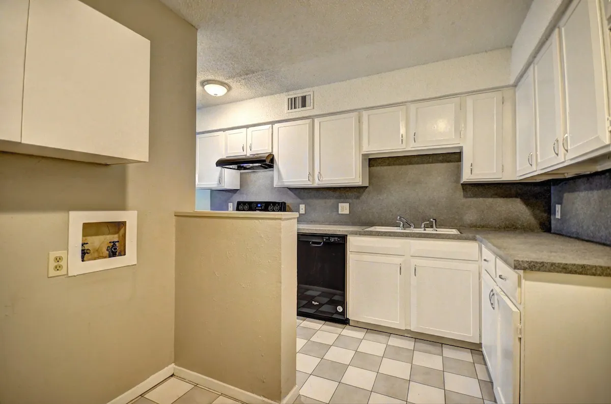 Townhouse For Rent in Dallas County , 707 E Shady Grove Road, Irving, Texas 75060, 2 Bedroom, 2 Bathroom, Garage spaces, 1,550 Sqft, built in 1973, mls#21404812, Real Estate Agent in Irving, Homes For Rent in Dallas county, Homes For Rent in Irving, Realtor in Irving Texas, Real Estate Brokerage Independent Realty Texas, Luminita Cordes Realtor