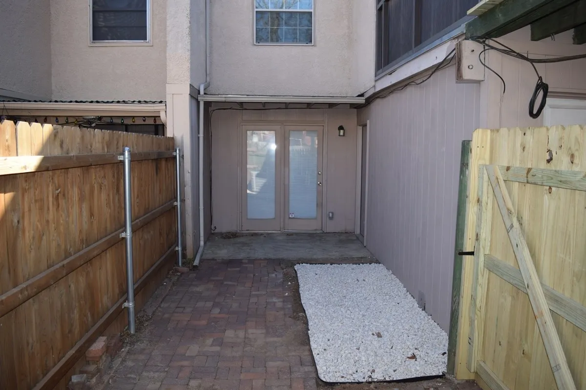 Townhouse For Rent in Dallas County , 707 E Shady Grove Road, Irving, Texas 75060, 2 Bedroom, 2 Bathroom, Garage spaces, 1,550 Sqft, built in 1973, mls#21404812, Real Estate Agent in Irving, Homes For Rent in Dallas county, Homes For Rent in Irving, Realtor in Irving Texas, Real Estate Brokerage Independent Realty Texas, Luminita Cordes Realtor