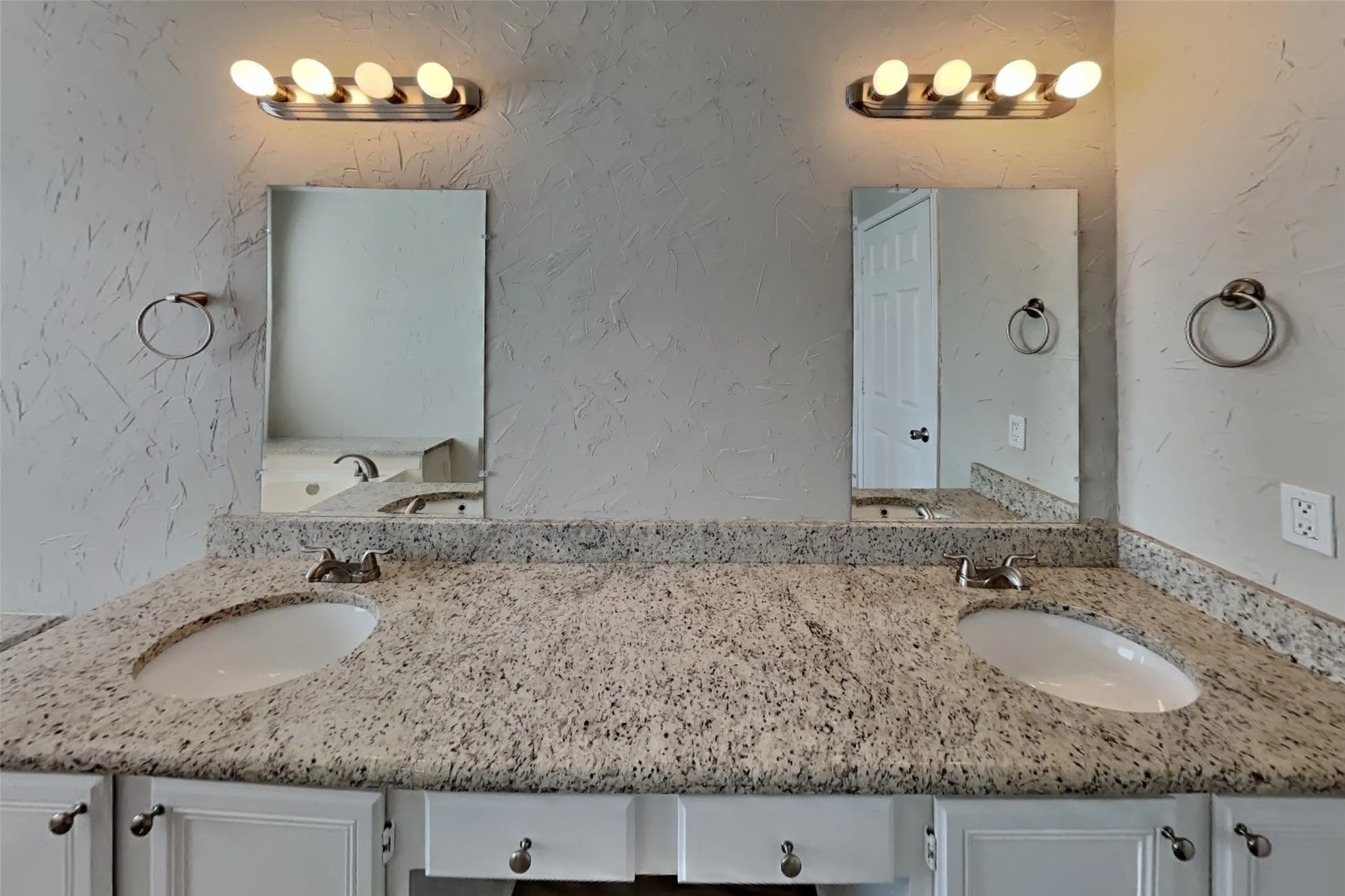 Single Family Residence For Rent in Tarrant County , 7100 Layla Road, Arlington, Texas 76016, 3 Bedroom, 3 Bathroom, 2 Garage spaces, 2,548 Sqft, built in 1990, mls#21406663, Real Estate Agent in Arlington, Homes For Rent in Tarrant county, Homes For Rent in Arlington, Realtor in Arlington Texas, Real Estate Brokerage Independent Realty Texas, Luminita Cordes Realtor