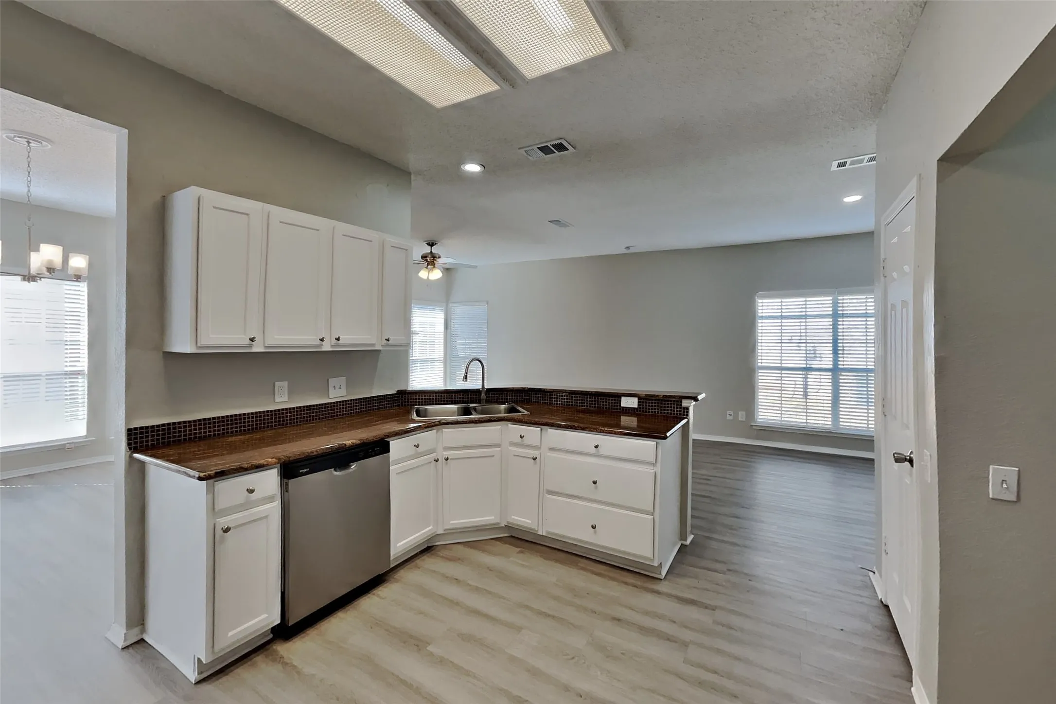 Single Family Residence For Rent in Tarrant County , 7100 Layla Road, Arlington, Texas 76016, 3 Bedroom, 3 Bathroom, 2 Garage spaces, 2,548 Sqft, built in 1990, mls#21406663, Real Estate Agent in Arlington, Homes For Rent in Tarrant county, Homes For Rent in Arlington, Realtor in Arlington Texas, Real Estate Brokerage Independent Realty Texas, Luminita Cordes Realtor