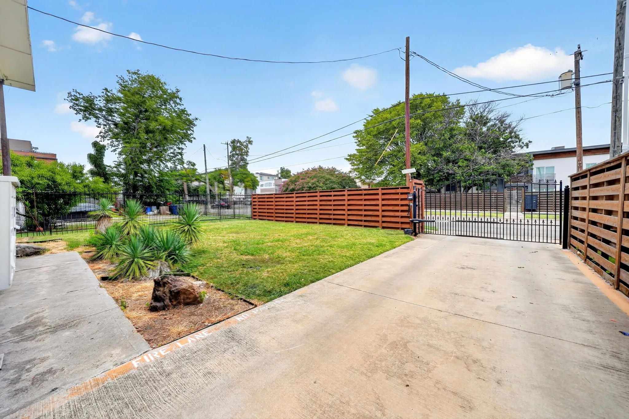 Apartment For Rent in Dallas County , 1417 Bennett Avenue B, Dallas, Texas 75206, 1 Bedroom, 1 Bathroom, Garage spaces, 600 Sqft, built in 1957, mls#21406641, Real Estate Agent in Dallas, Homes For Rent in Dallas county, Homes For Rent in Dallas, Realtor in Dallas Texas, Real Estate Brokerage Independent Realty Texas, Luminita Cordes Realtor