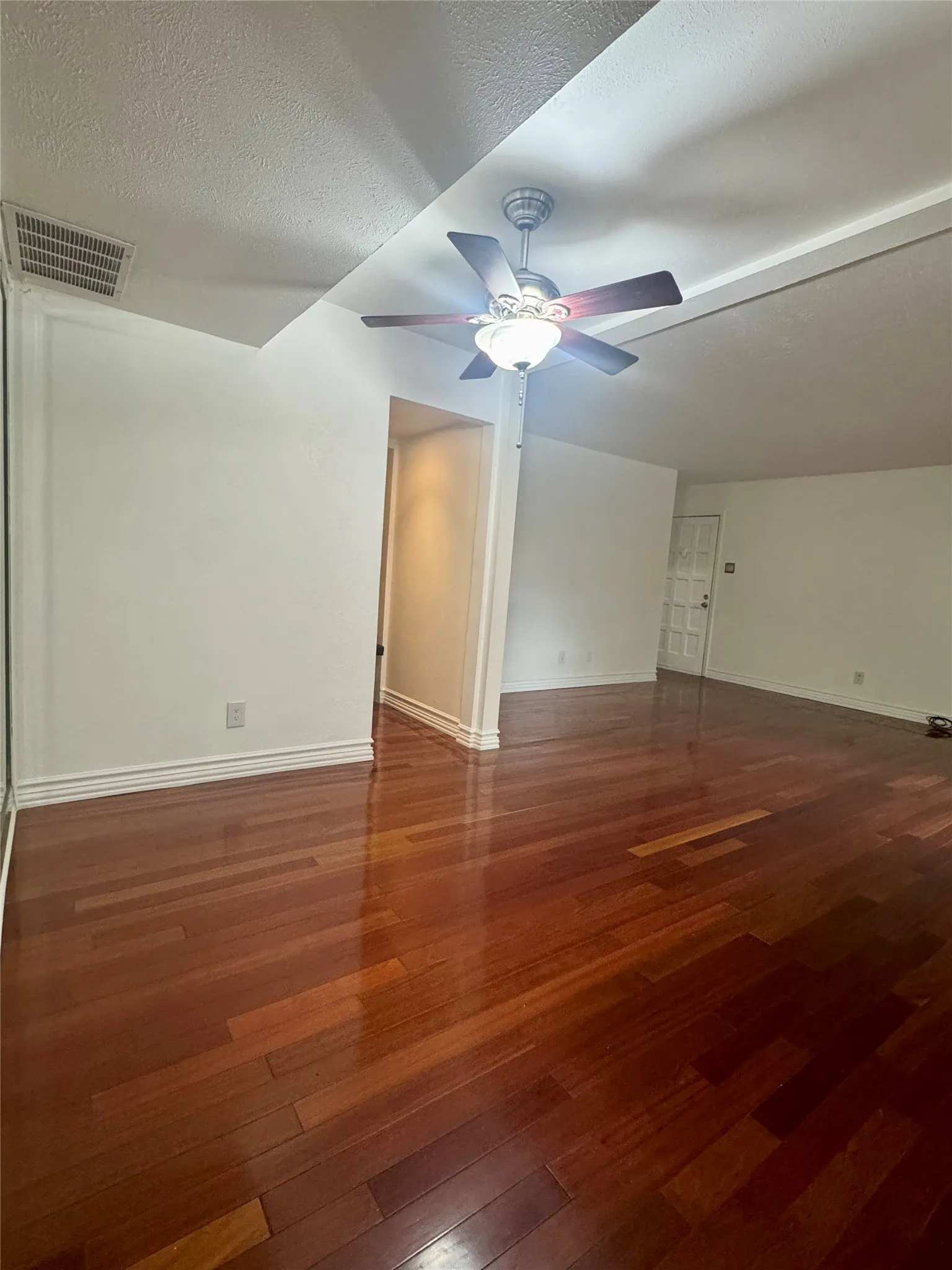 Condominium For Rent in Dallas County , 2805 Rio Branco Street 105G, Farmers Branch, Texas 75234, 2 Bedroom, 2 Bathroom, Garage spaces, 976 Sqft, built in 1970, mls#21402577, Real Estate Agent in Farmers Branch, Homes For Rent in Dallas county, Homes For Rent in Farmers Branch, Realtor in Farmers Branch Texas, Real Estate Brokerage Independent Realty Texas, Luminita Cordes Realtor