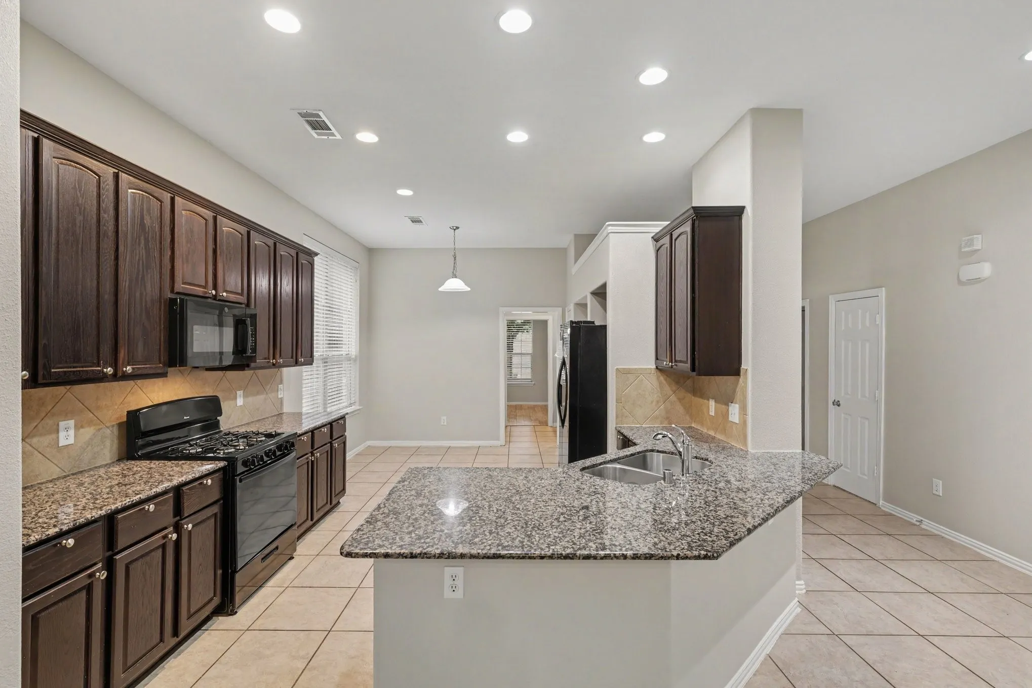 Single Family Residence For Sale in Denton County , 1733 Shoebill Drive, Little Elm, Texas 75068, 3 Bedroom, 2 Bathroom, 2 Garage spaces, 2,214 Sqft, built in 2010, mls#21403438, Real Estate Agent in Little Elm, Homes For Sale in Denton county, Homes For Sale in Little Elm, Realtor in Little Elm Texas, Real Estate Brokerage Independent Realty Texas, Luminita Cordes Realtor