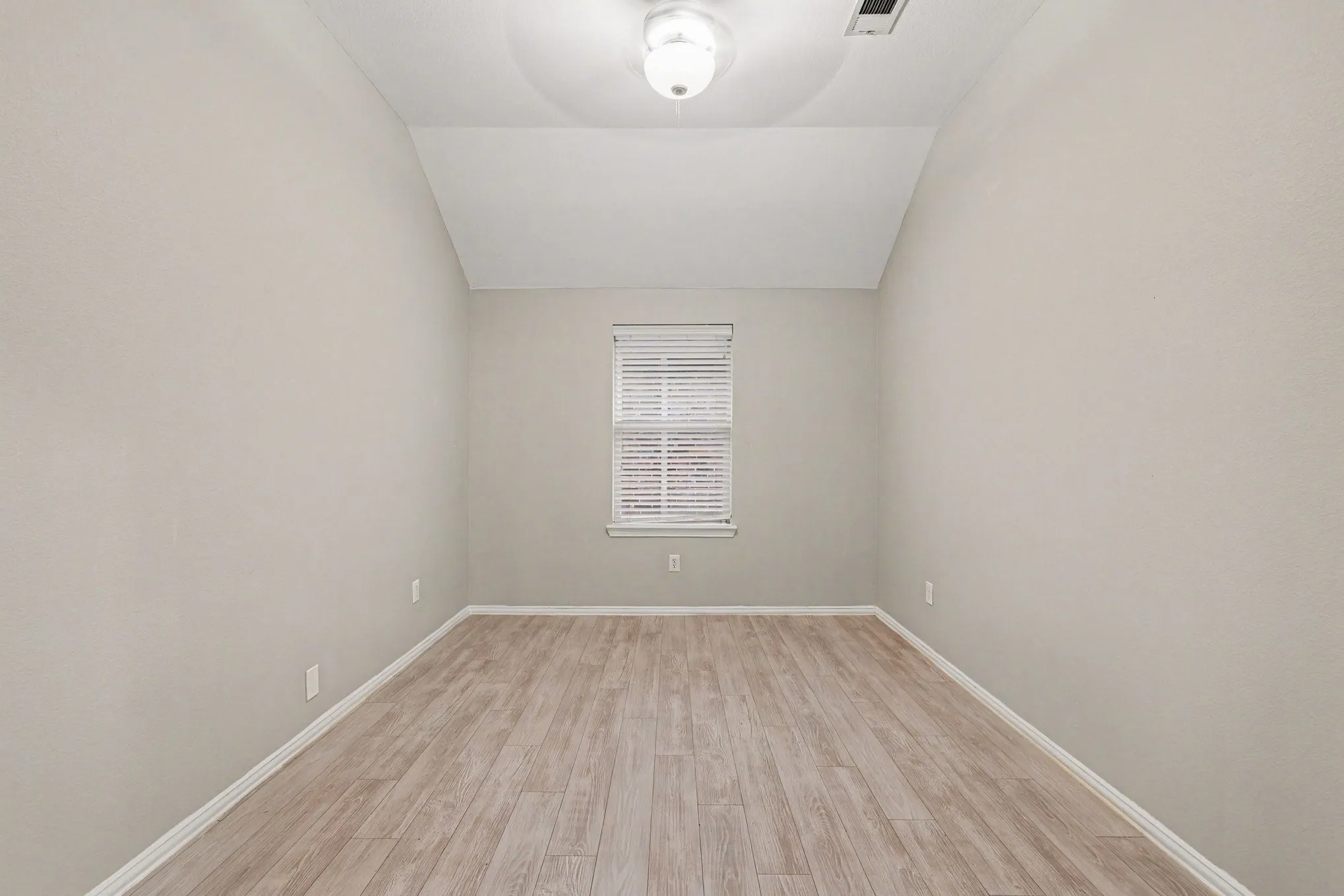Single Family Residence For Sale in Denton County , 1733 Shoebill Drive, Little Elm, Texas 75068, 3 Bedroom, 2 Bathroom, 2 Garage spaces, 2,214 Sqft, built in 2010, mls#21403438, Real Estate Agent in Little Elm, Homes For Sale in Denton county, Homes For Sale in Little Elm, Realtor in Little Elm Texas, Real Estate Brokerage Independent Realty Texas, Luminita Cordes Realtor