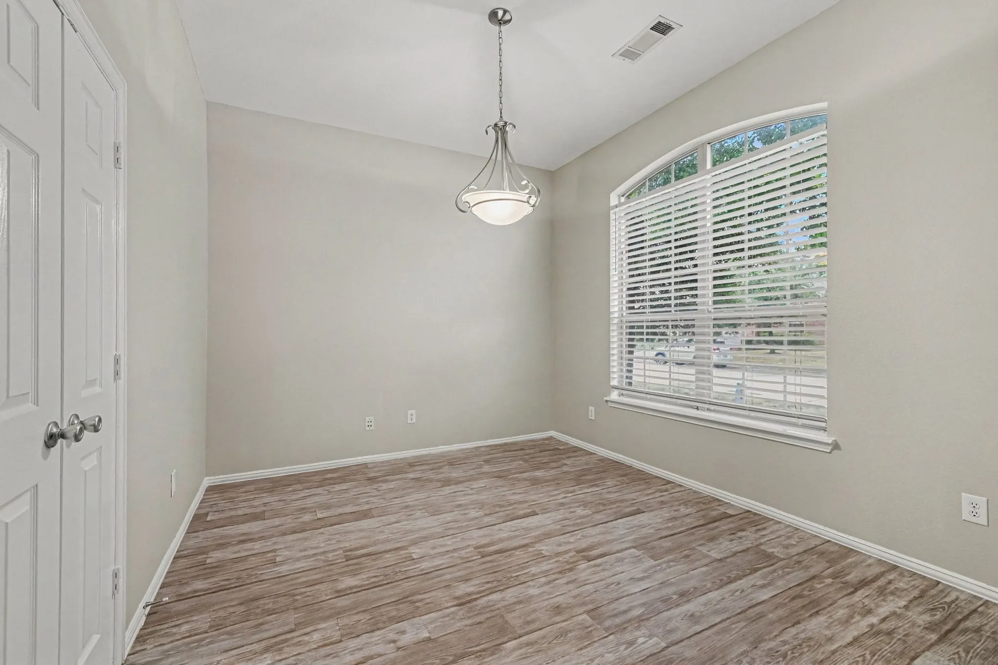 Single Family Residence For Sale in Denton County , 1733 Shoebill Drive, Little Elm, Texas 75068, 3 Bedroom, 2 Bathroom, 2 Garage spaces, 2,214 Sqft, built in 2010, mls#21403438, Real Estate Agent in Little Elm, Homes For Sale in Denton county, Homes For Sale in Little Elm, Realtor in Little Elm Texas, Real Estate Brokerage Independent Realty Texas, Luminita Cordes Realtor