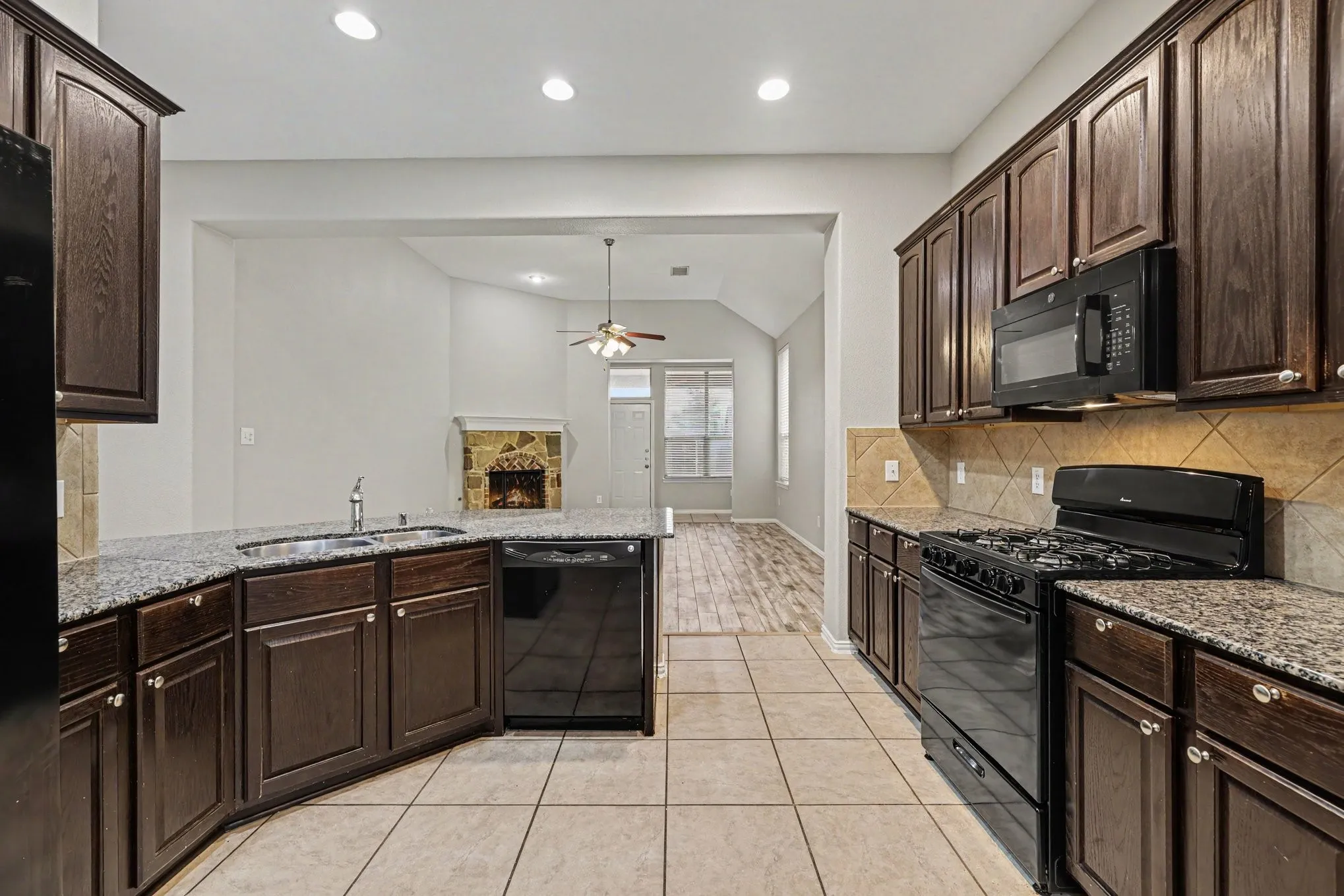 Single Family Residence For Sale in Denton County , 1733 Shoebill Drive, Little Elm, Texas 75068, 3 Bedroom, 2 Bathroom, 2 Garage spaces, 2,214 Sqft, built in 2010, mls#21403438, Real Estate Agent in Little Elm, Homes For Sale in Denton county, Homes For Sale in Little Elm, Realtor in Little Elm Texas, Real Estate Brokerage Independent Realty Texas, Luminita Cordes Realtor