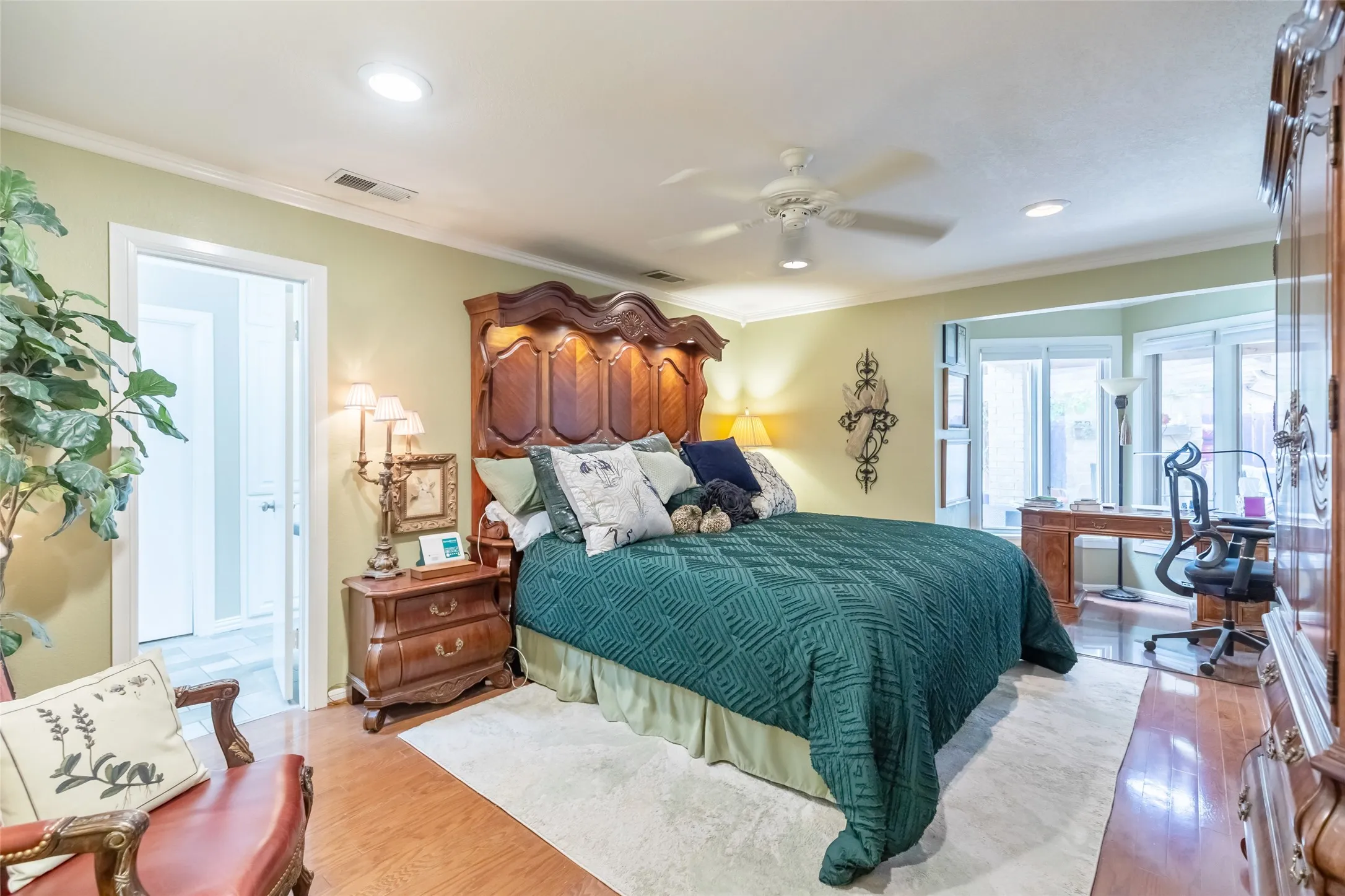 Hardwood flooring, recessed lighting, and a ceiling fan