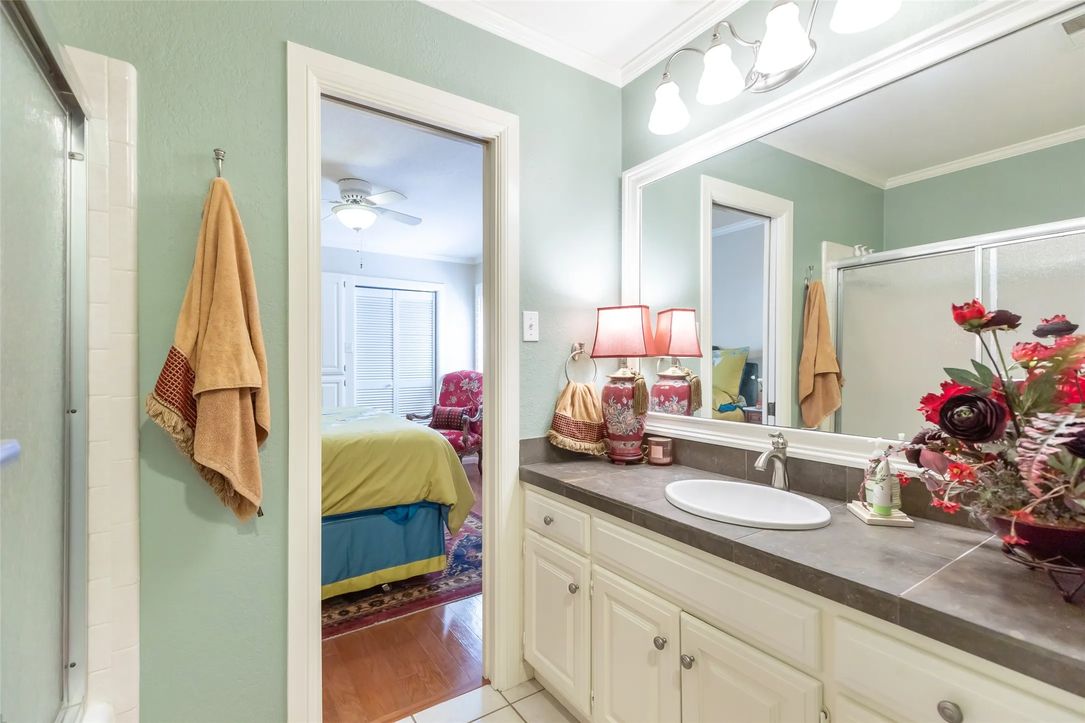 Bathroom vanity with an integrated sink, polished chrome faucet, and expansive wall​​‌​​​​‌​​‌‌​‌‌​​​‌‌​‌​‌​‌​​​‌​​ mirror
