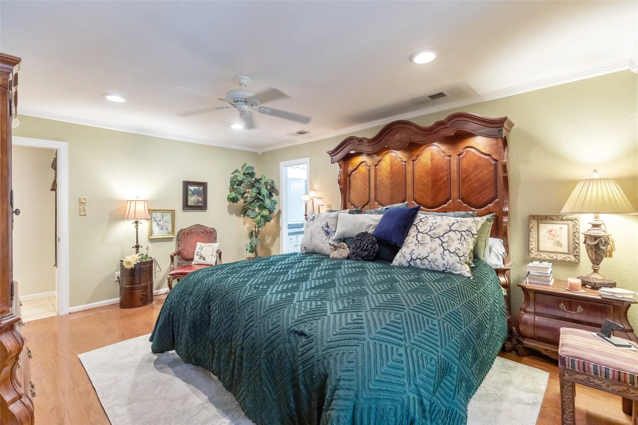 Hardwood flooring, recessed lighting, and a ceiling fan