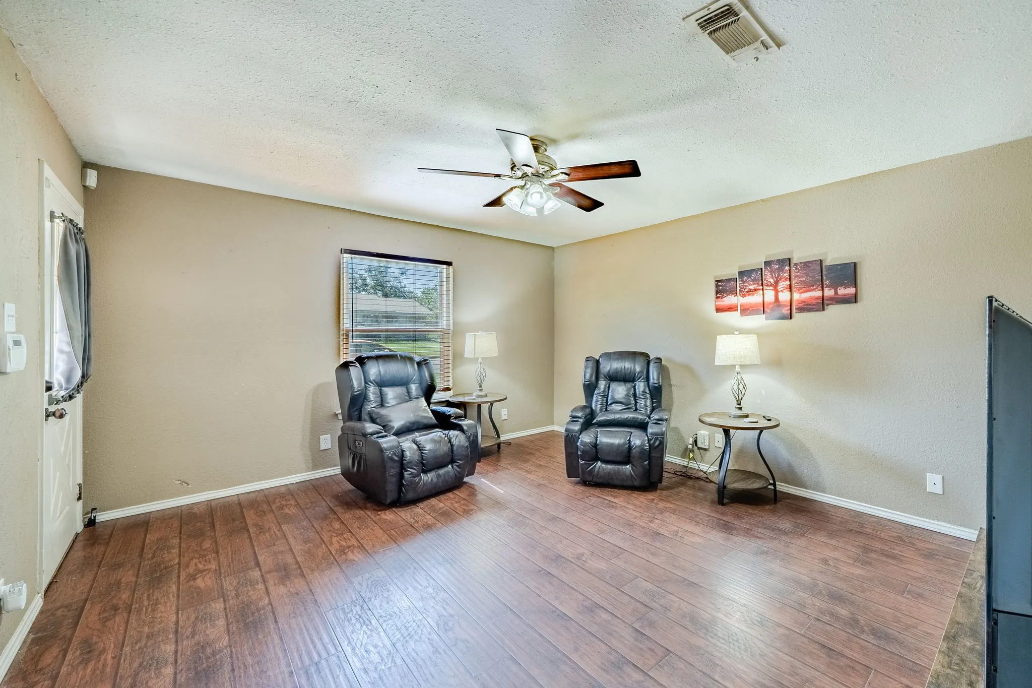Single Family Residence For Sale in Palo Pinto County , 5211 Laurie Drive, Mineral Wells, Texas 76067, 4 Bedroom, 2 Bathroom, 1 Garage spaces, 1,221 Sqft, built in 1980, mls#21403515, Real Estate Agent in Mineral Wells, Homes For Sale in Palo Pinto county, Homes For Sale in Mineral Wells, Realtor in Mineral Wells Texas, Real Estate Brokerage Independent Realty Texas, Luminita Cordes Realtor