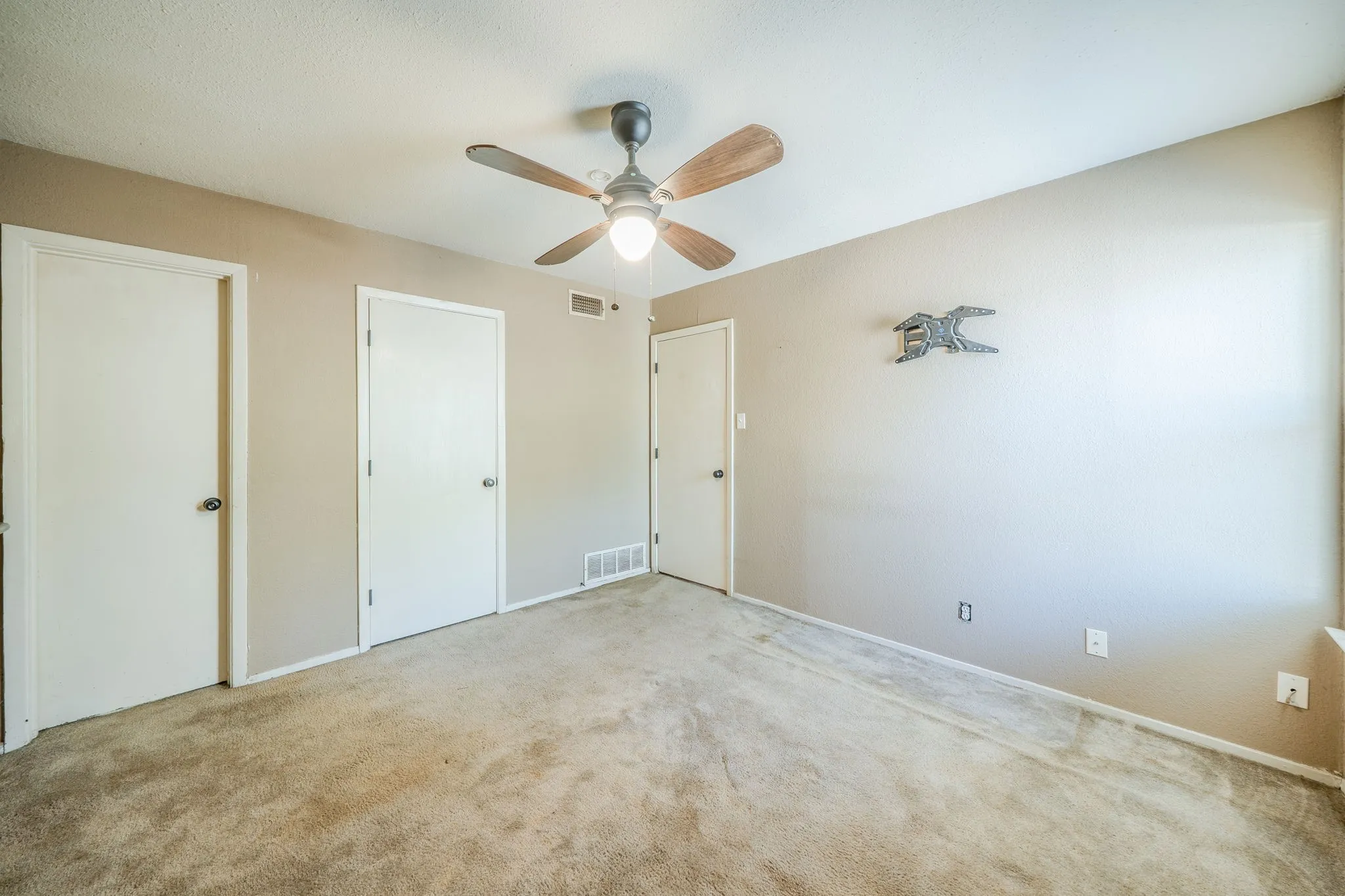 Single Family Residence For Sale in Palo Pinto County , 5211 Laurie Drive, Mineral Wells, Texas 76067, 4 Bedroom, 2 Bathroom, 1 Garage spaces, 1,221 Sqft, built in 1980, mls#21403515, Real Estate Agent in Mineral Wells, Homes For Sale in Palo Pinto county, Homes For Sale in Mineral Wells, Realtor in Mineral Wells Texas, Real Estate Brokerage Independent Realty Texas, Luminita Cordes Realtor