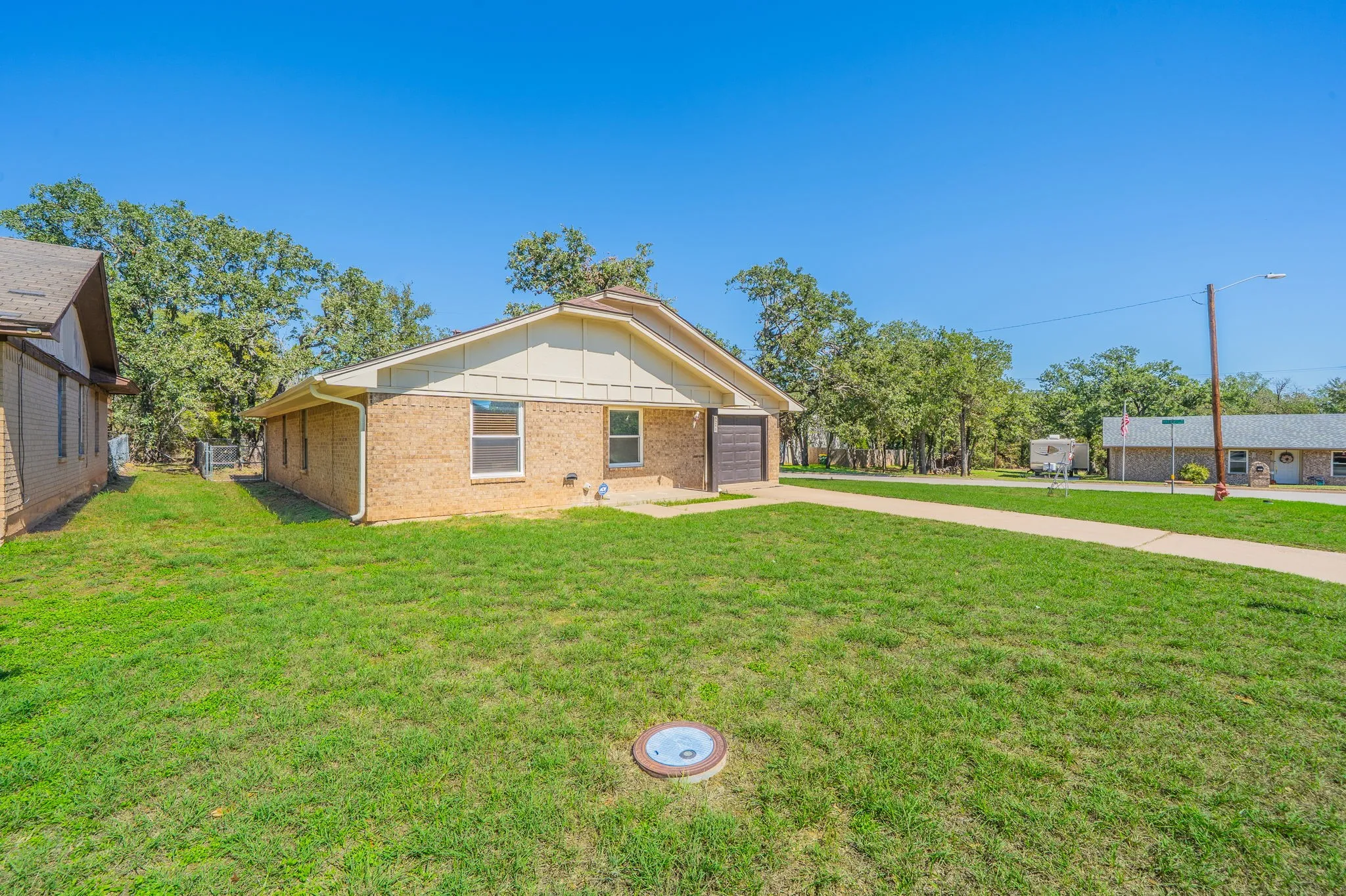 Single Family Residence For Sale in Palo Pinto County , 5211 Laurie Drive, Mineral Wells, Texas 76067, 4 Bedroom, 2 Bathroom, 1 Garage spaces, 1,221 Sqft, built in 1980, mls#21403515, Real Estate Agent in Mineral Wells, Homes For Sale in Palo Pinto county, Homes For Sale in Mineral Wells, Realtor in Mineral Wells Texas, Real Estate Brokerage Independent Realty Texas, Luminita Cordes Realtor