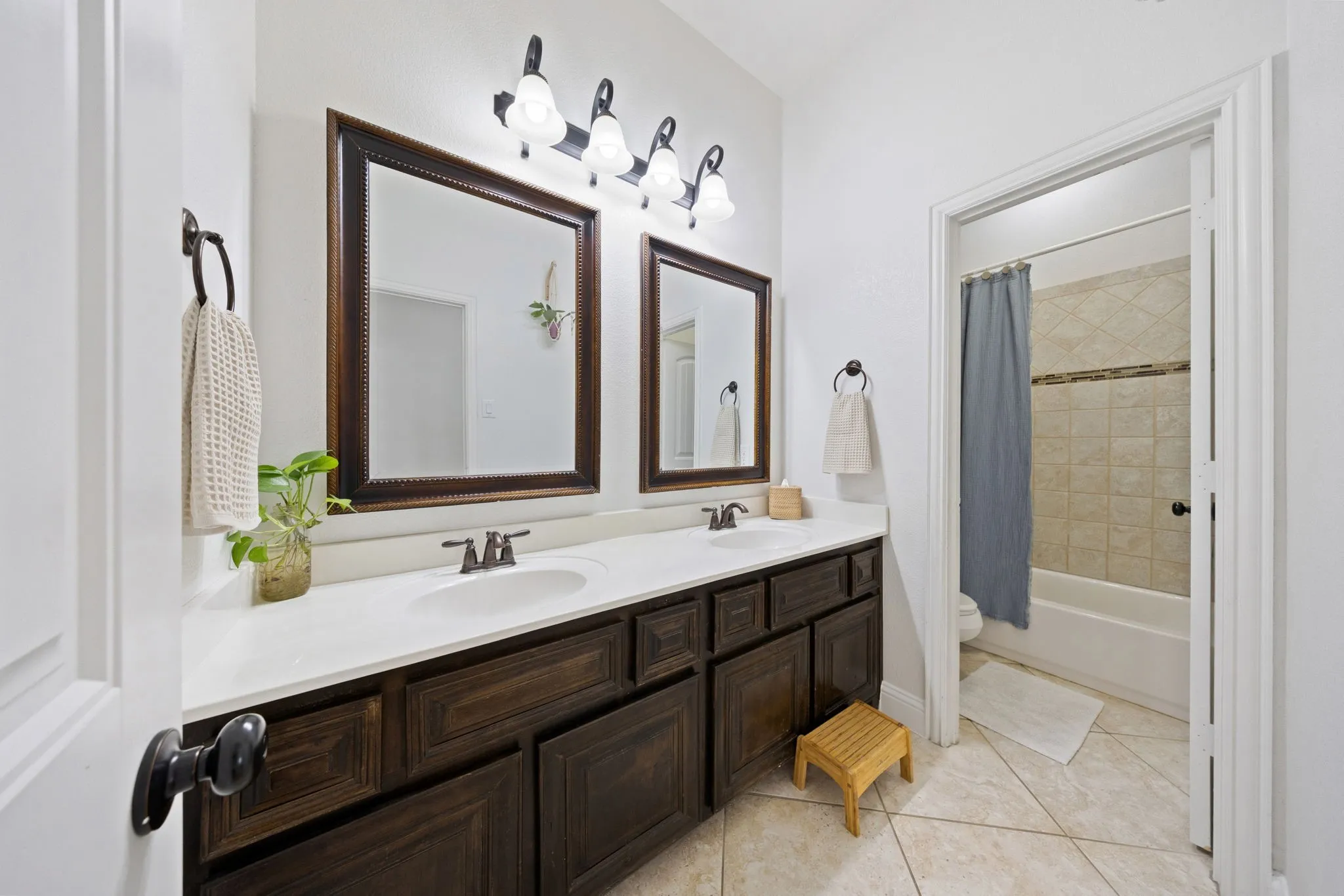 Single Family Residence For Sale in Kaufman County , 3005 Flint Rock Drive, Forney, Texas 75126, 4 Bedroom, 2 Bathroom, Garage spaces, 2,169 Sqft, built in 2015, mls#21403210, Real Estate Agent in Forney, Homes For Sale in Kaufman county, Homes For Sale in Forney, Realtor in Forney Texas, Real Estate Brokerage Independent Realty Texas, Luminita Cordes Realtor