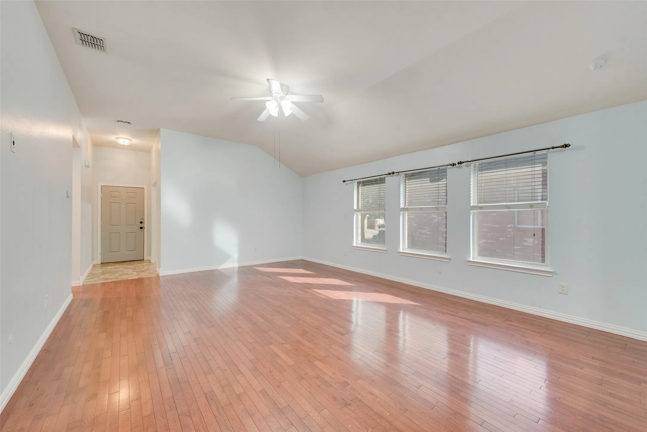 Single Family Residence For Rent in Dallas County , 3315 Choir Street, Dallas, Texas 75237, 3 Bedroom, 2 Bathroom, 2 Garage spaces, 1,517 Sqft, built in 2004, mls#21406669, Real Estate Agent in Dallas, Homes For Rent in Dallas county, Homes For Rent in Dallas, Realtor in Dallas Texas, Real Estate Brokerage Independent Realty Texas, Luminita Cordes Realtor
