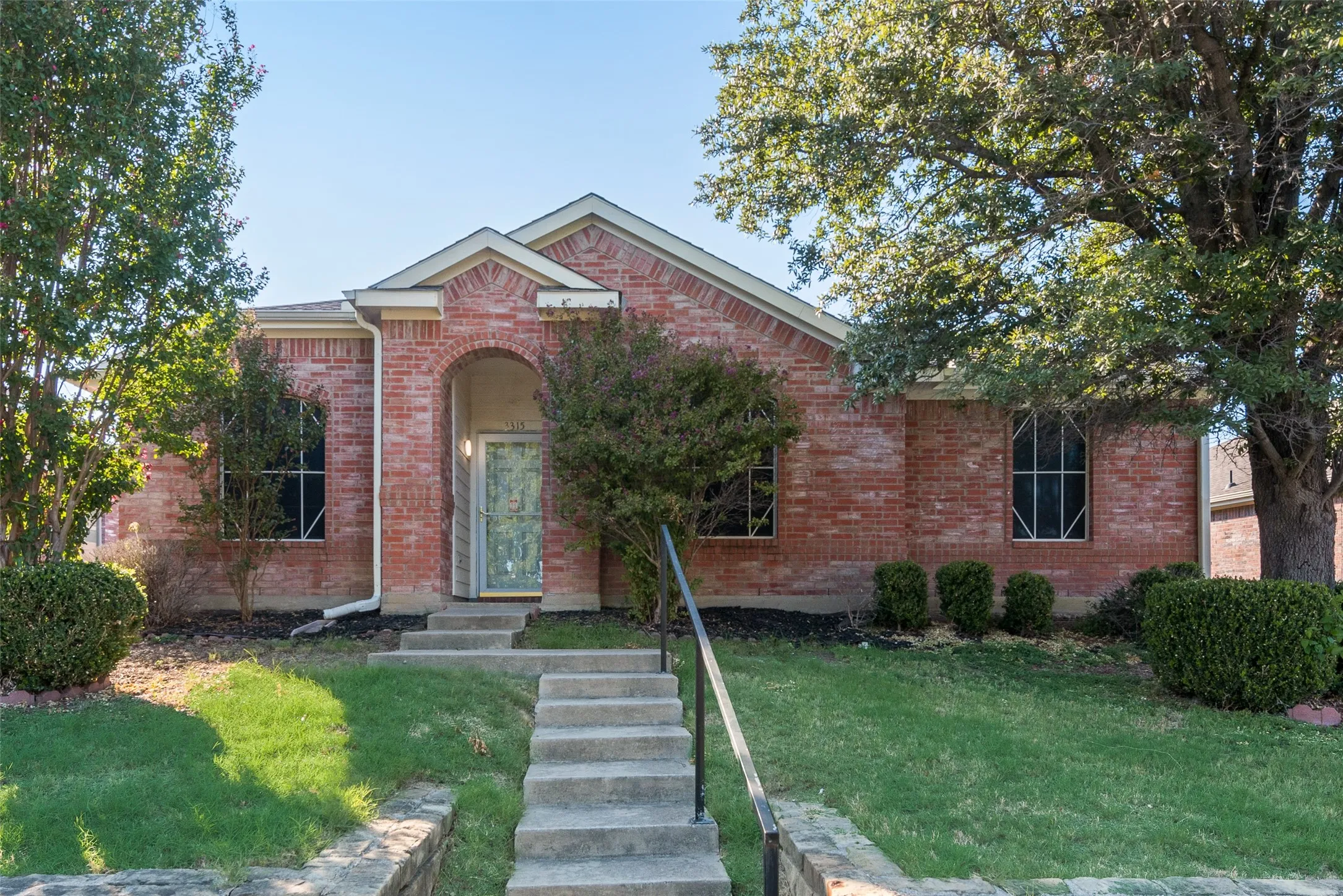 Single Family Residence For Rent in Dallas County , 3315 Choir Street, Dallas, Texas 75237, 3 Bedroom, 2 Bathroom, 2 Garage spaces, 1,517 Sqft, built in 2004, mls#21406669, Real Estate Agent in Dallas, Homes For Rent in Dallas county, Homes For Rent in Dallas, Realtor in Dallas Texas, Real Estate Brokerage Independent Realty Texas, Luminita Cordes Realtor