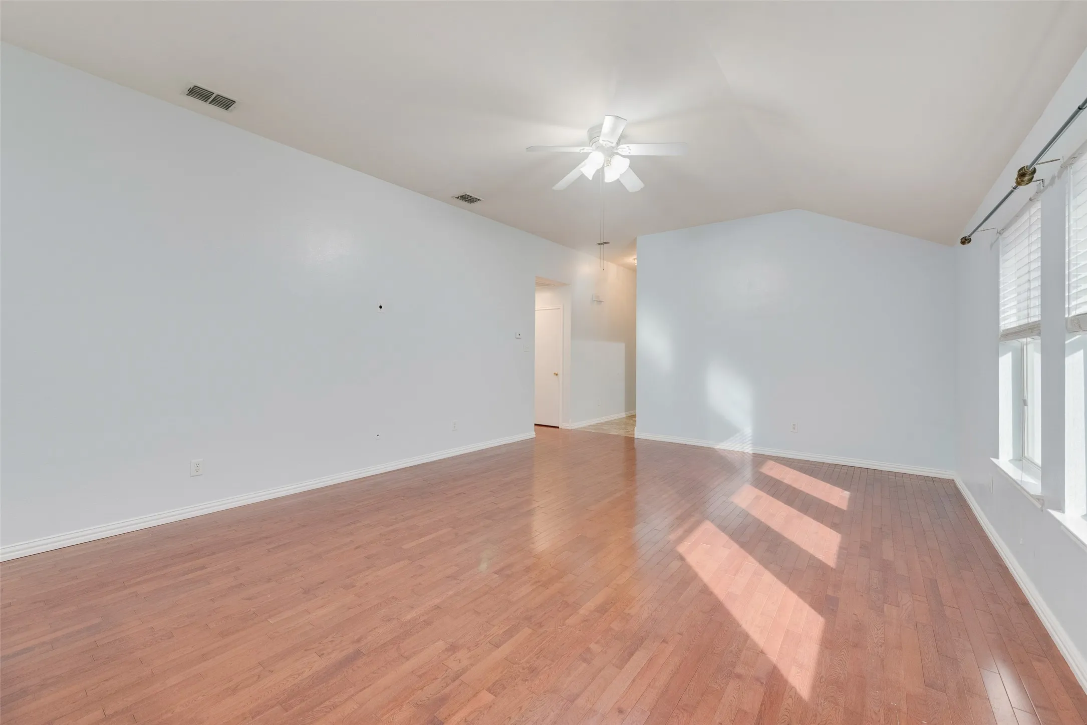 Single Family Residence For Rent in Dallas County , 3315 Choir Street, Dallas, Texas 75237, 3 Bedroom, 2 Bathroom, 2 Garage spaces, 1,517 Sqft, built in 2004, mls#21406669, Real Estate Agent in Dallas, Homes For Rent in Dallas county, Homes For Rent in Dallas, Realtor in Dallas Texas, Real Estate Brokerage Independent Realty Texas, Luminita Cordes Realtor