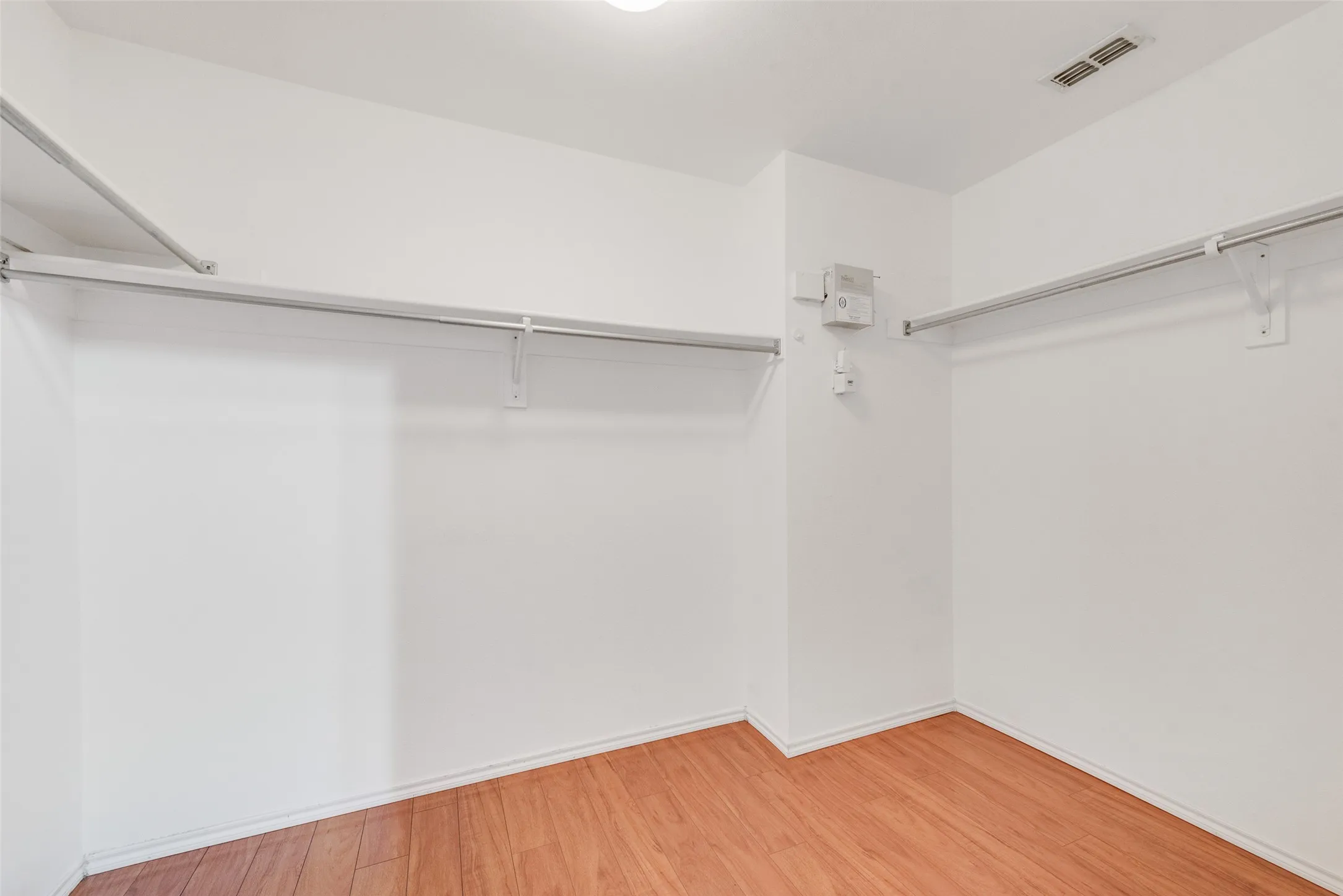 Single Family Residence For Rent in Dallas County , 3315 Choir Street, Dallas, Texas 75237, 3 Bedroom, 2 Bathroom, 2 Garage spaces, 1,517 Sqft, built in 2004, mls#21406669, Real Estate Agent in Dallas, Homes For Rent in Dallas county, Homes For Rent in Dallas, Realtor in Dallas Texas, Real Estate Brokerage Independent Realty Texas, Luminita Cordes Realtor