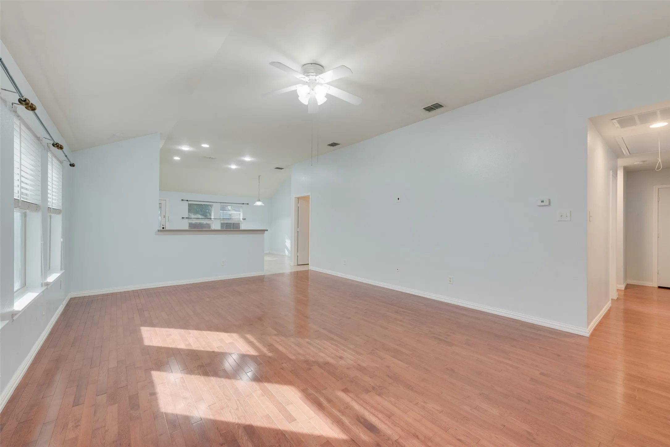 Single Family Residence For Rent in Dallas County , 3315 Choir Street, Dallas, Texas 75237, 3 Bedroom, 2 Bathroom, 2 Garage spaces, 1,517 Sqft, built in 2004, mls#21406669, Real Estate Agent in Dallas, Homes For Rent in Dallas county, Homes For Rent in Dallas, Realtor in Dallas Texas, Real Estate Brokerage Independent Realty Texas, Luminita Cordes Realtor