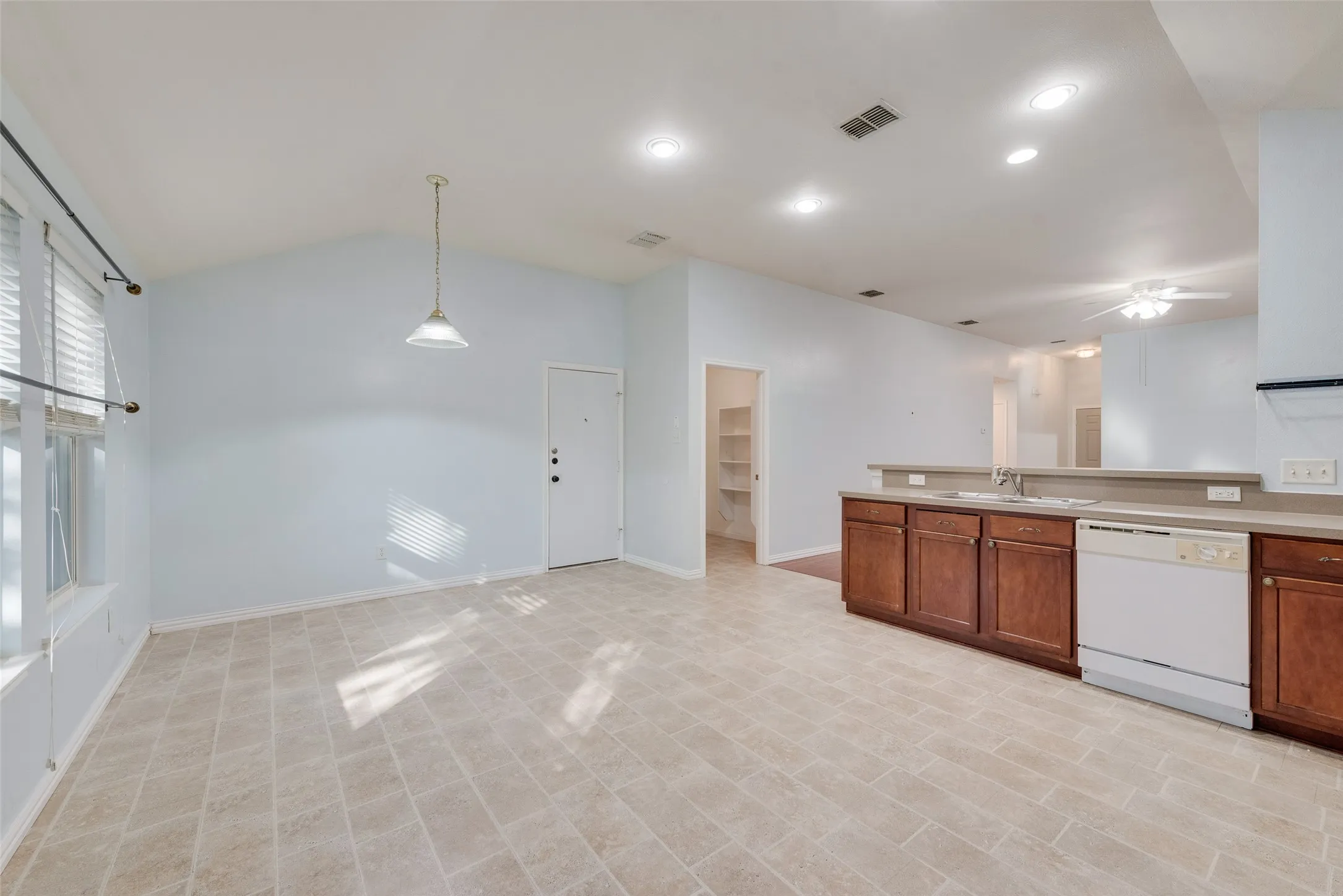Single Family Residence For Rent in Dallas County , 3315 Choir Street, Dallas, Texas 75237, 3 Bedroom, 2 Bathroom, 2 Garage spaces, 1,517 Sqft, built in 2004, mls#21406669, Real Estate Agent in Dallas, Homes For Rent in Dallas county, Homes For Rent in Dallas, Realtor in Dallas Texas, Real Estate Brokerage Independent Realty Texas, Luminita Cordes Realtor