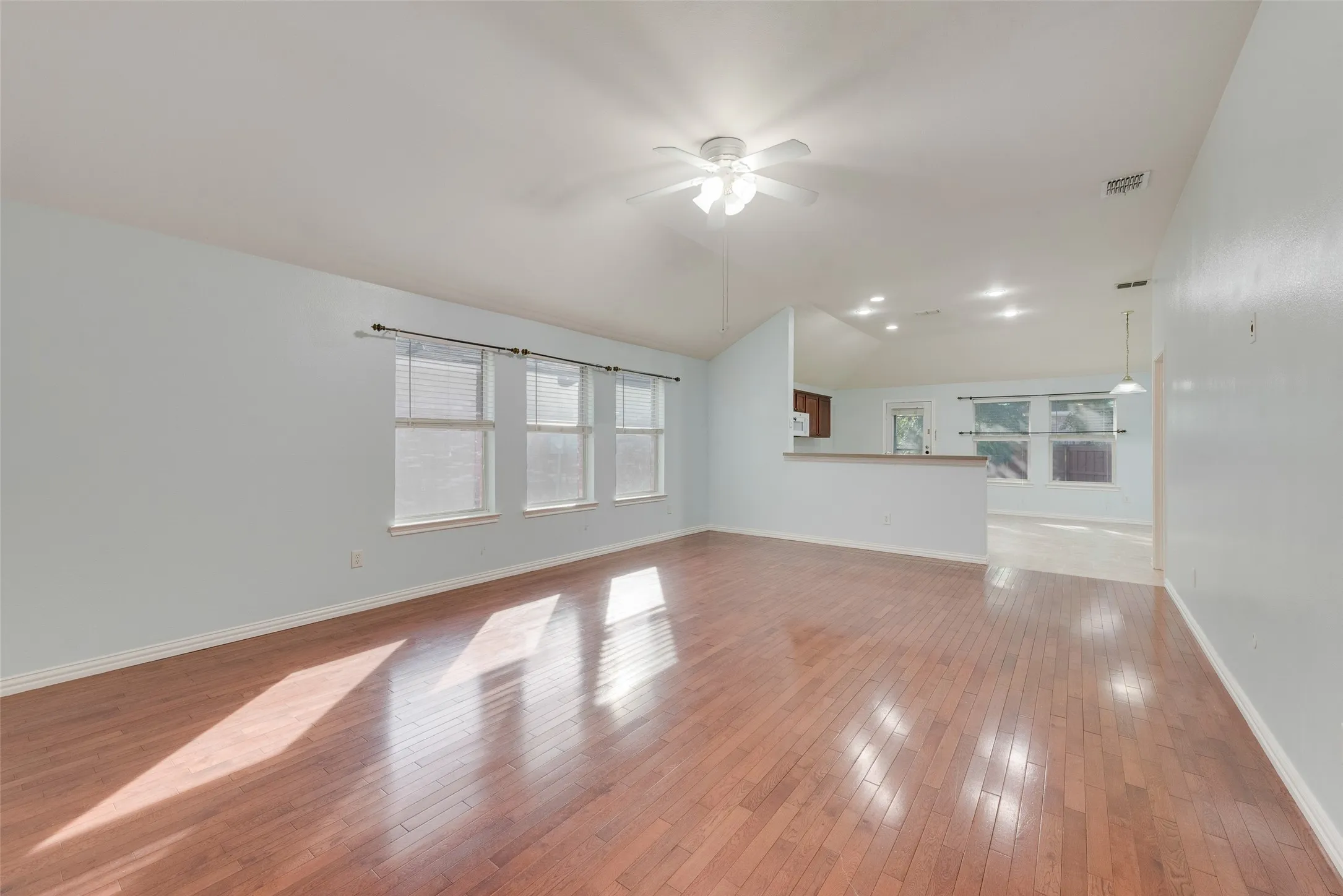 Single Family Residence For Rent in Dallas County , 3315 Choir Street, Dallas, Texas 75237, 3 Bedroom, 2 Bathroom, 2 Garage spaces, 1,517 Sqft, built in 2004, mls#21406669, Real Estate Agent in Dallas, Homes For Rent in Dallas county, Homes For Rent in Dallas, Realtor in Dallas Texas, Real Estate Brokerage Independent Realty Texas, Luminita Cordes Realtor