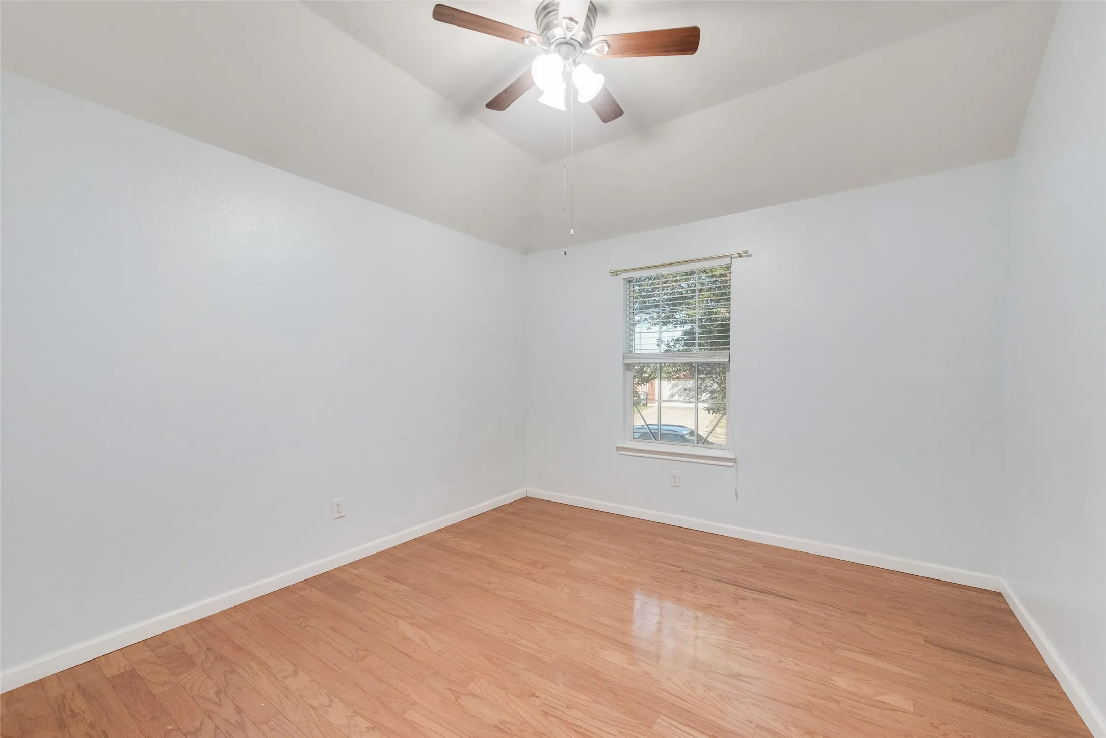 Single Family Residence For Rent in Dallas County , 3315 Choir Street, Dallas, Texas 75237, 3 Bedroom, 2 Bathroom, 2 Garage spaces, 1,517 Sqft, built in 2004, mls#21406669, Real Estate Agent in Dallas, Homes For Rent in Dallas county, Homes For Rent in Dallas, Realtor in Dallas Texas, Real Estate Brokerage Independent Realty Texas, Luminita Cordes Realtor