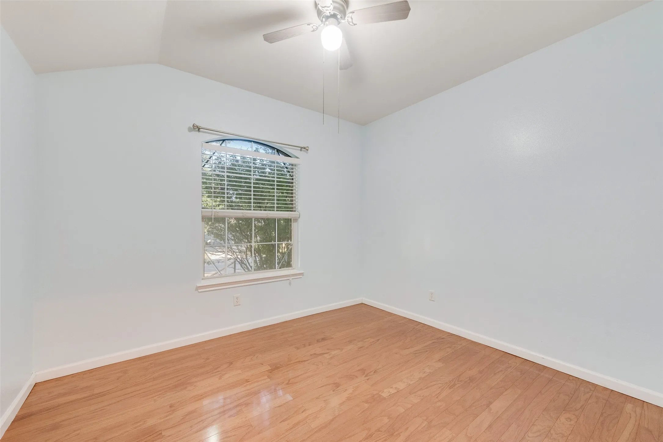 Single Family Residence For Rent in Dallas County , 3315 Choir Street, Dallas, Texas 75237, 3 Bedroom, 2 Bathroom, 2 Garage spaces, 1,517 Sqft, built in 2004, mls#21406669, Real Estate Agent in Dallas, Homes For Rent in Dallas county, Homes For Rent in Dallas, Realtor in Dallas Texas, Real Estate Brokerage Independent Realty Texas, Luminita Cordes Realtor