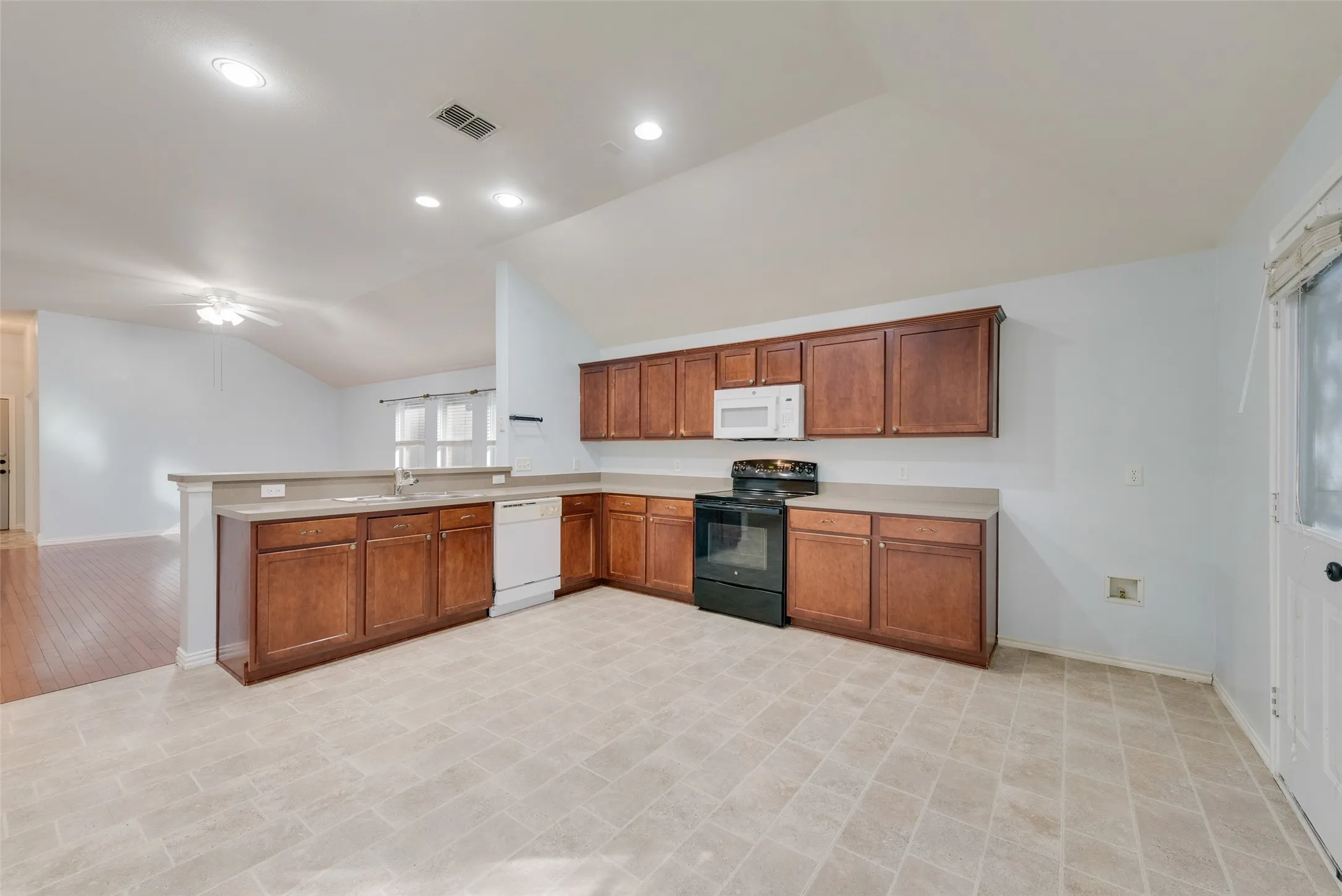 Single Family Residence For Rent in Dallas County , 3315 Choir Street, Dallas, Texas 75237, 3 Bedroom, 2 Bathroom, 2 Garage spaces, 1,517 Sqft, built in 2004, mls#21406669, Real Estate Agent in Dallas, Homes For Rent in Dallas county, Homes For Rent in Dallas, Realtor in Dallas Texas, Real Estate Brokerage Independent Realty Texas, Luminita Cordes Realtor