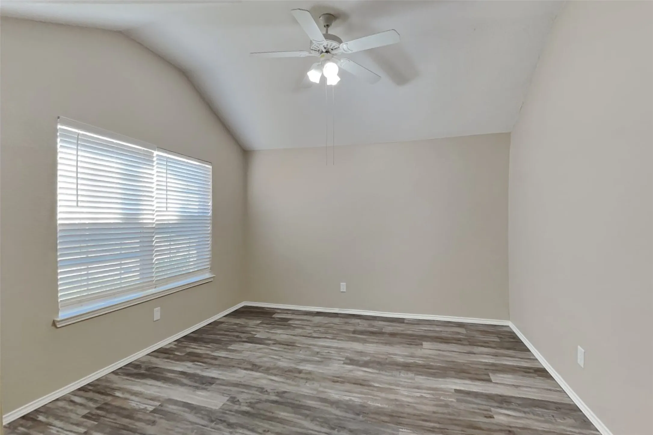 Single Family Residence For Rent in Johnson County , 845 Beaver Creek Drive, Burleson, Texas 76028, 4 Bedroom, 2 Bathroom, 2 Garage spaces, 1,929 Sqft, built in 2000, mls#21406673, Real Estate Agent in Burleson, Homes For Rent in Johnson county, Homes For Rent in Burleson, Realtor in Burleson Texas, Real Estate Brokerage Independent Realty Texas, Luminita Cordes Realtor
