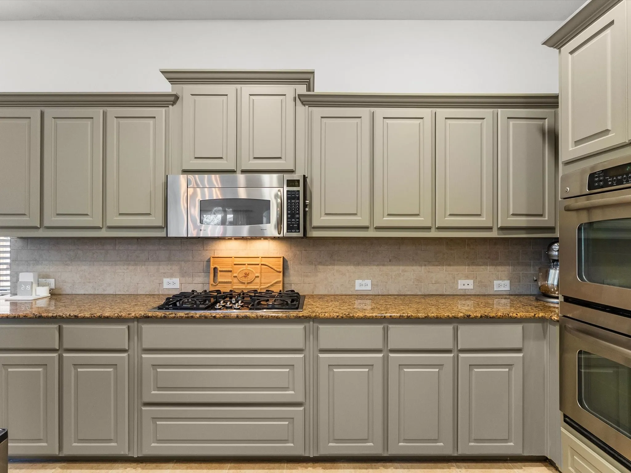 Gas cooktop and double oven make cooking easy