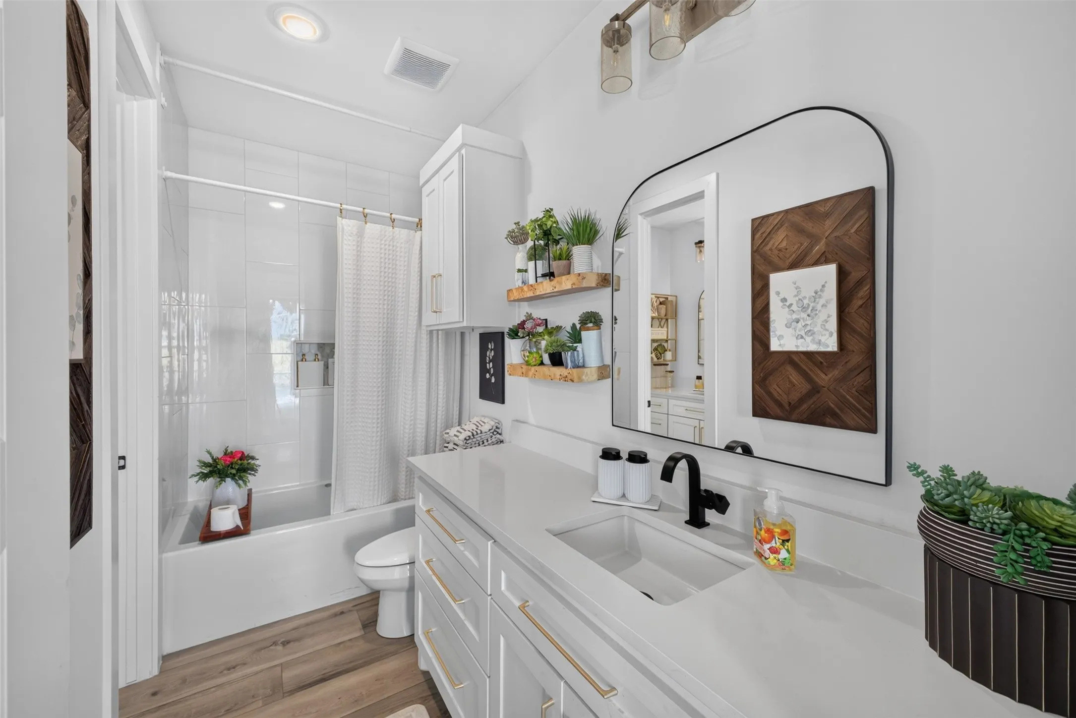Single Family Residence For Sale in Johnson County , 228 Chambers Creek Trail, Alvarado, Texas 76009, 3 Bedroom, 2 Bathroom, 3 Garage spaces, 1,910 Sqft, built in 2021, mls#21397270, Real Estate Agent in Alvarado, Homes For Sale in Johnson county, Homes For Sale in Alvarado, Realtor in Alvarado Texas, Real Estate Brokerage Independent Realty Texas, Luminita Cordes Realtor
